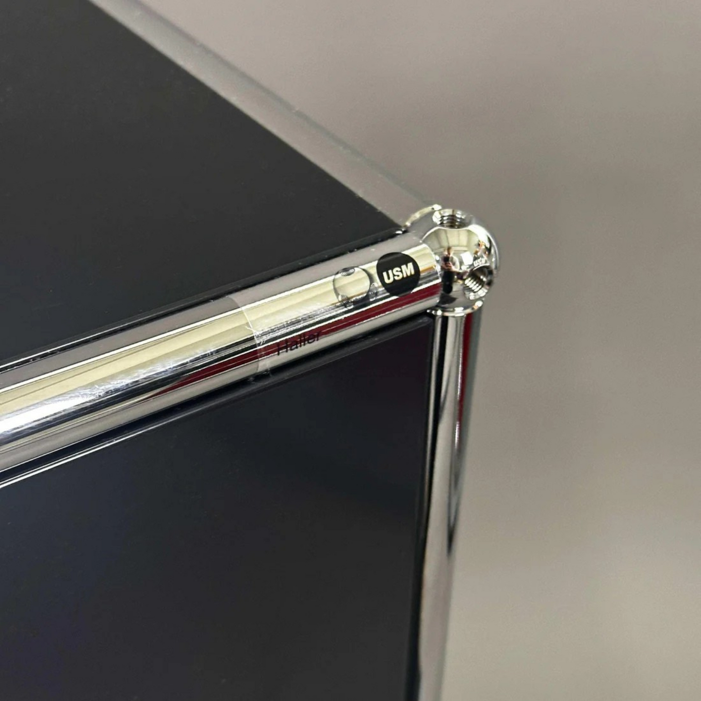 USM Haller Highboard 1x3 schwarz mit Softclose und Chromrahmen Detailaufnahme