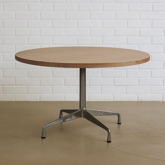 Vitra Besprechungstisch Segmented Table mit runder 120cm Ahornholzplatte und Eames Chrom Untergestell