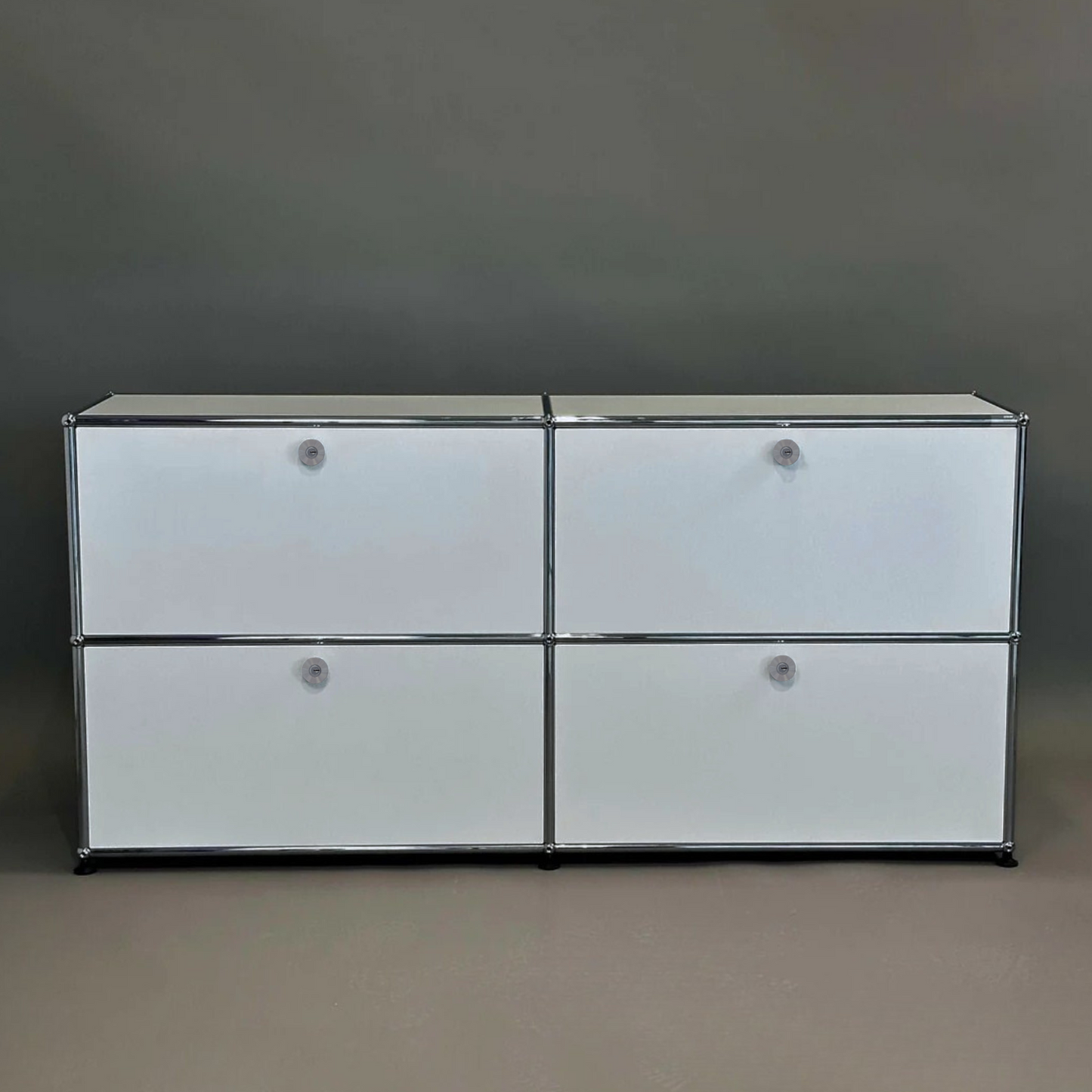 USM Haller Sideboard 2x2 lichtgrau 4 Klappen (abschließbar)