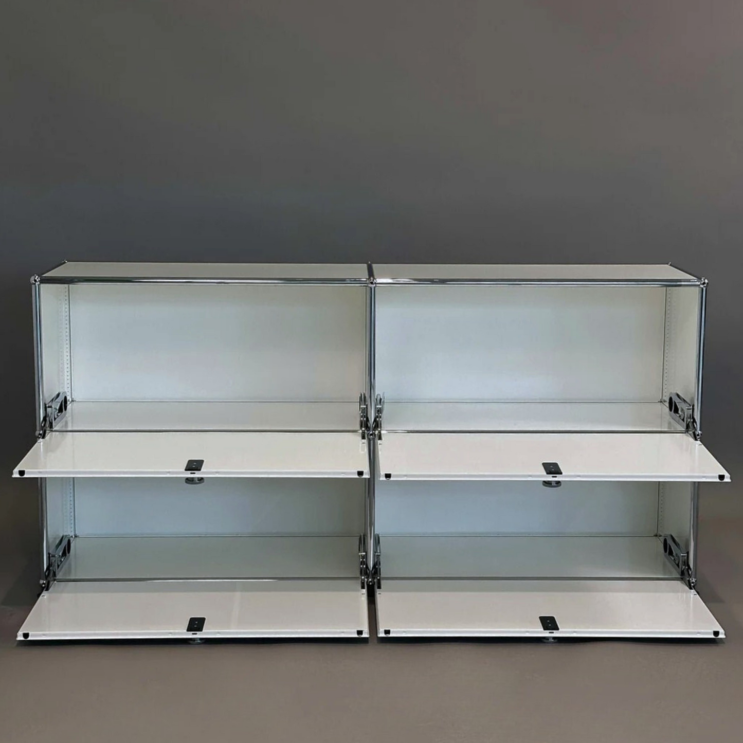 USM Haller Sideboard 2x2 lichtgrau 4 Klappen (abschließbar)