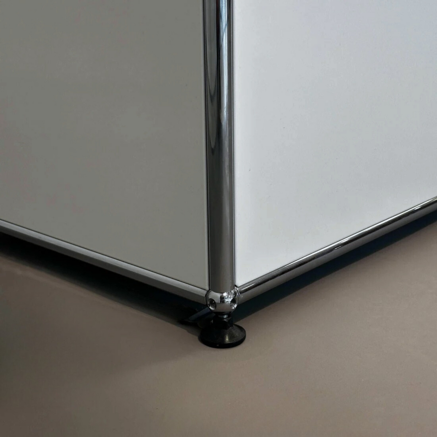 USM Haller Sideboard 2x2 lichtgrau 4 Klappen (abschließbar)