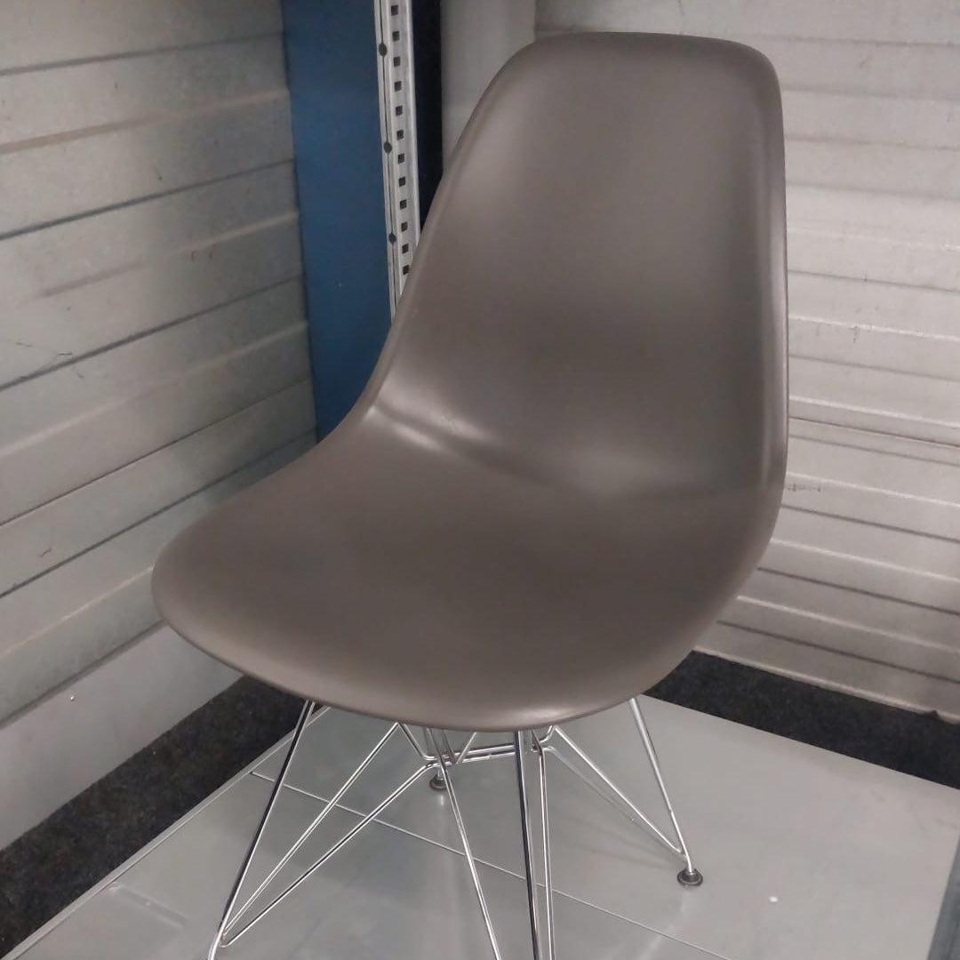 Vitra Eames Plastic Side Chair DSR mauvegrau