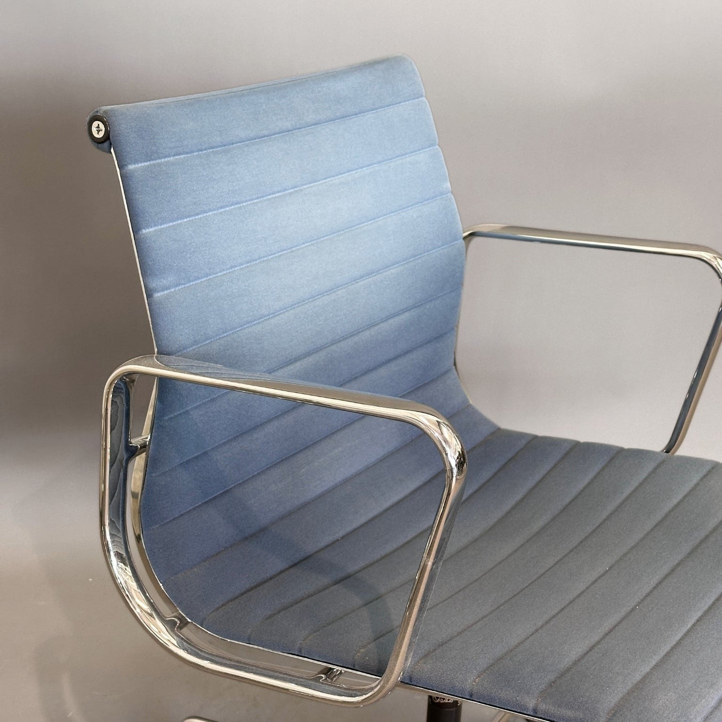 Vitra EA 108 drehbarer Eames Alu Chair mit petrolblauem Velours-Stoff und chromgestell