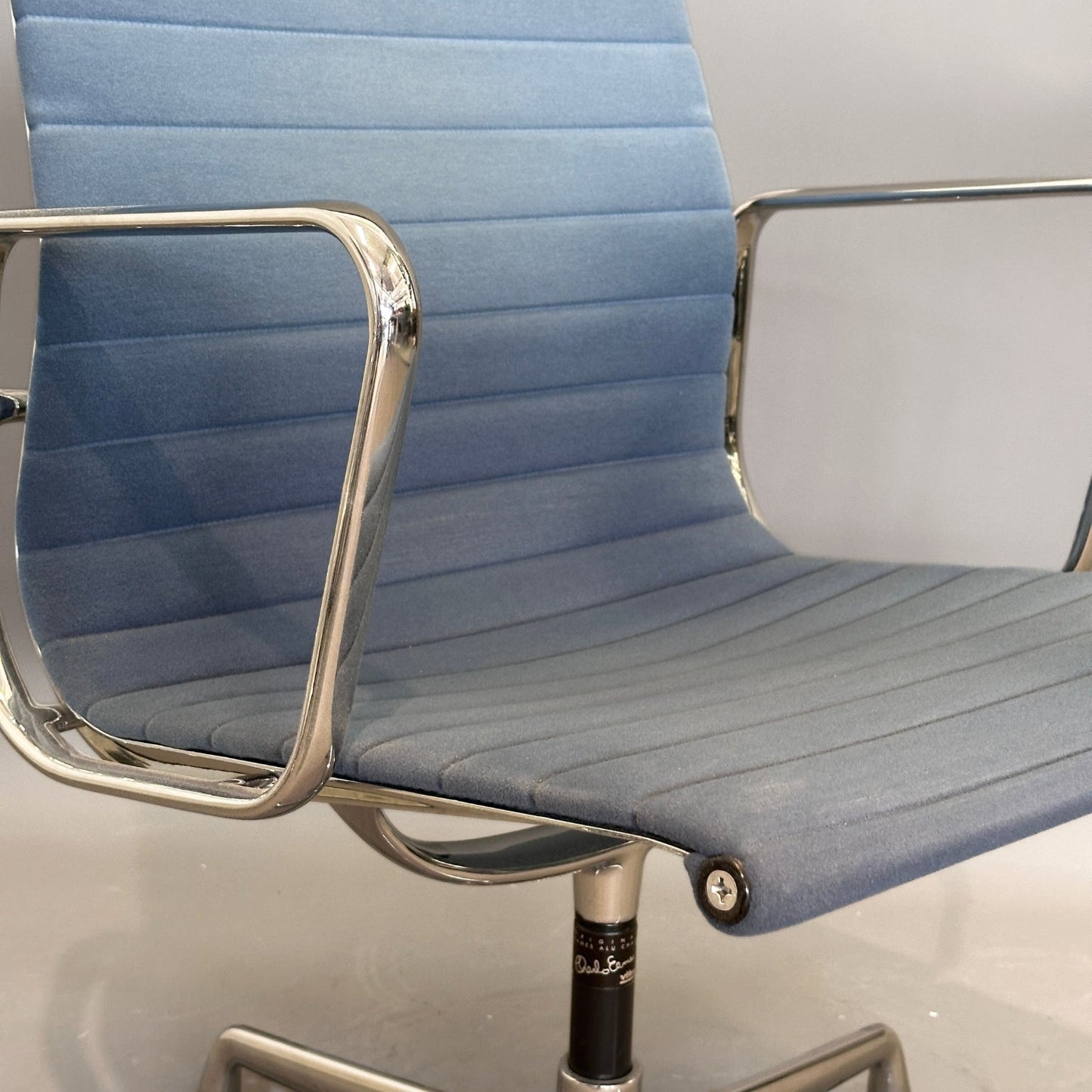 Vitra EA 108 Bürostuhl mit petrolblauem Veloursbezug und chromfarbenem Drehgestell