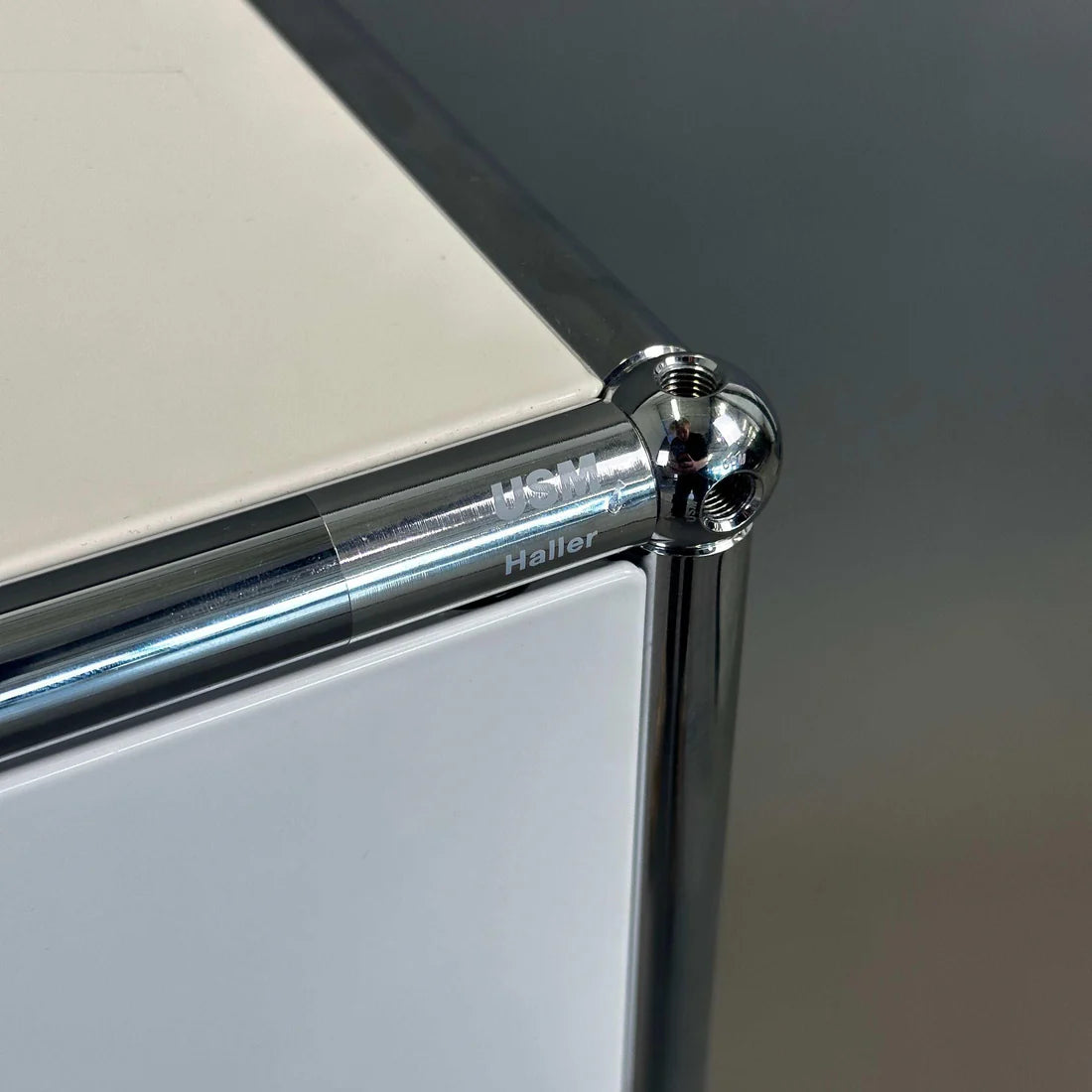 USM Haller Sideboard 2x2 lichtgrau 4 Klappen (abschließbar)