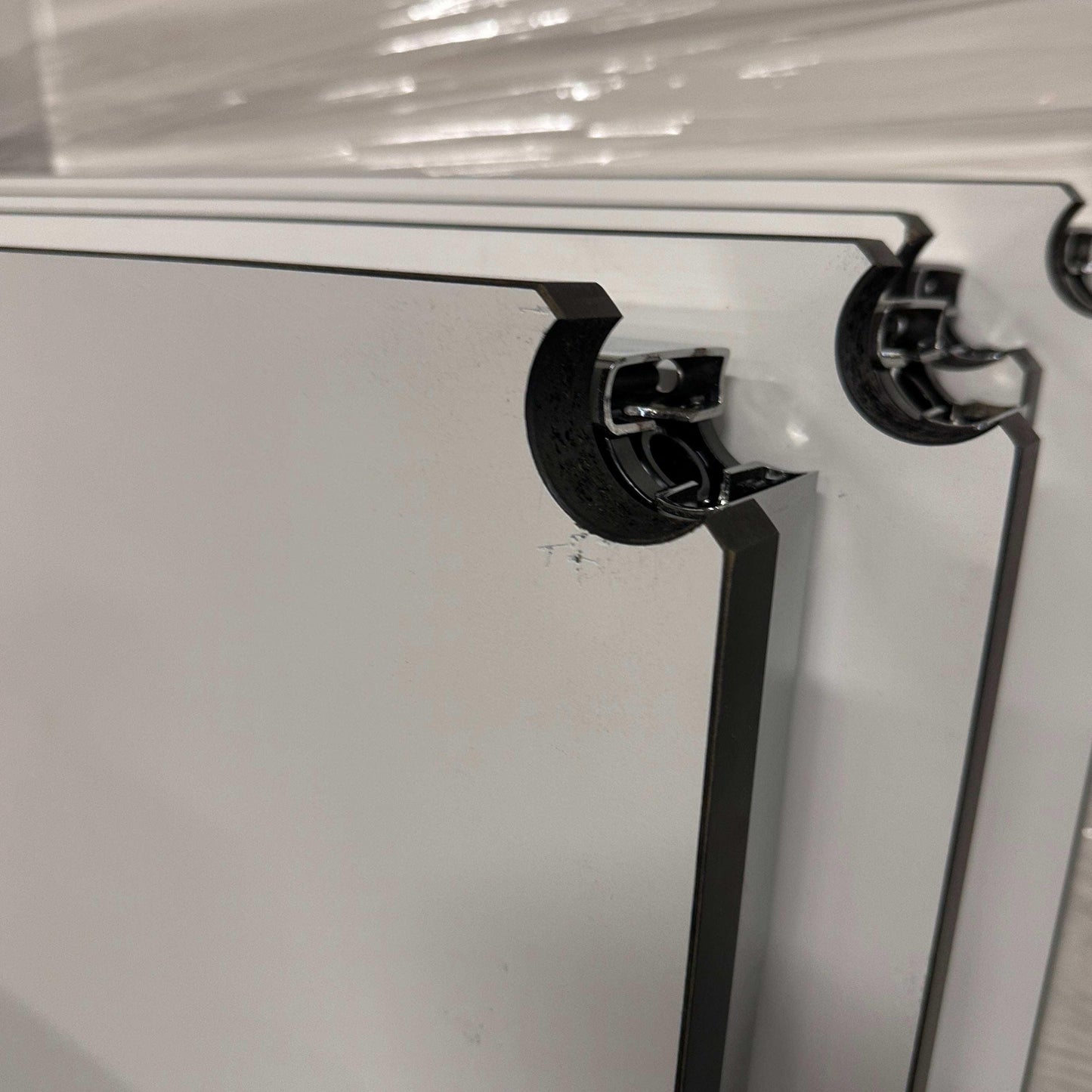5x gebrauchte USM Haller Tische 150x75 cm in perlgrau und weiß mit Chrom-Gestell, Nutzungsspuren sichtbar, stapelbar