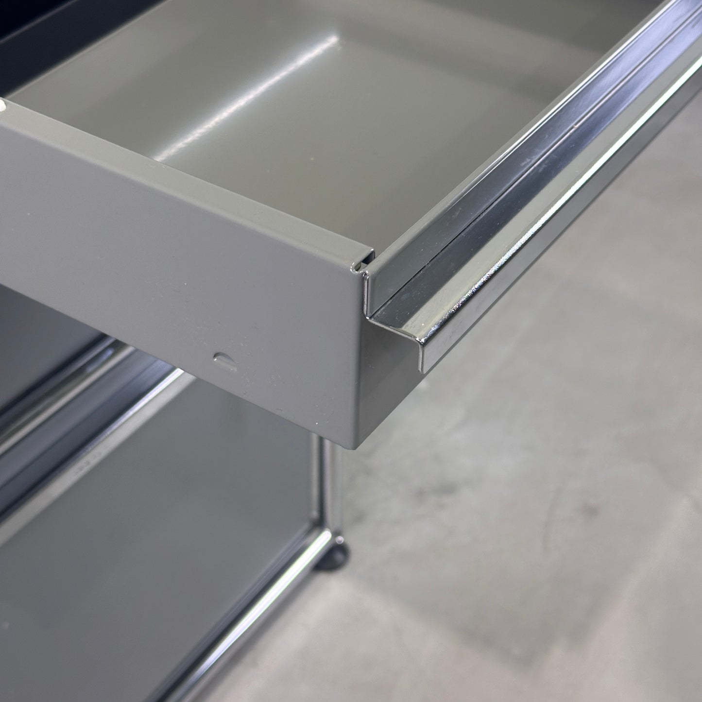 USM Haller Standcontainer Mittelgrau 3 Auszüge