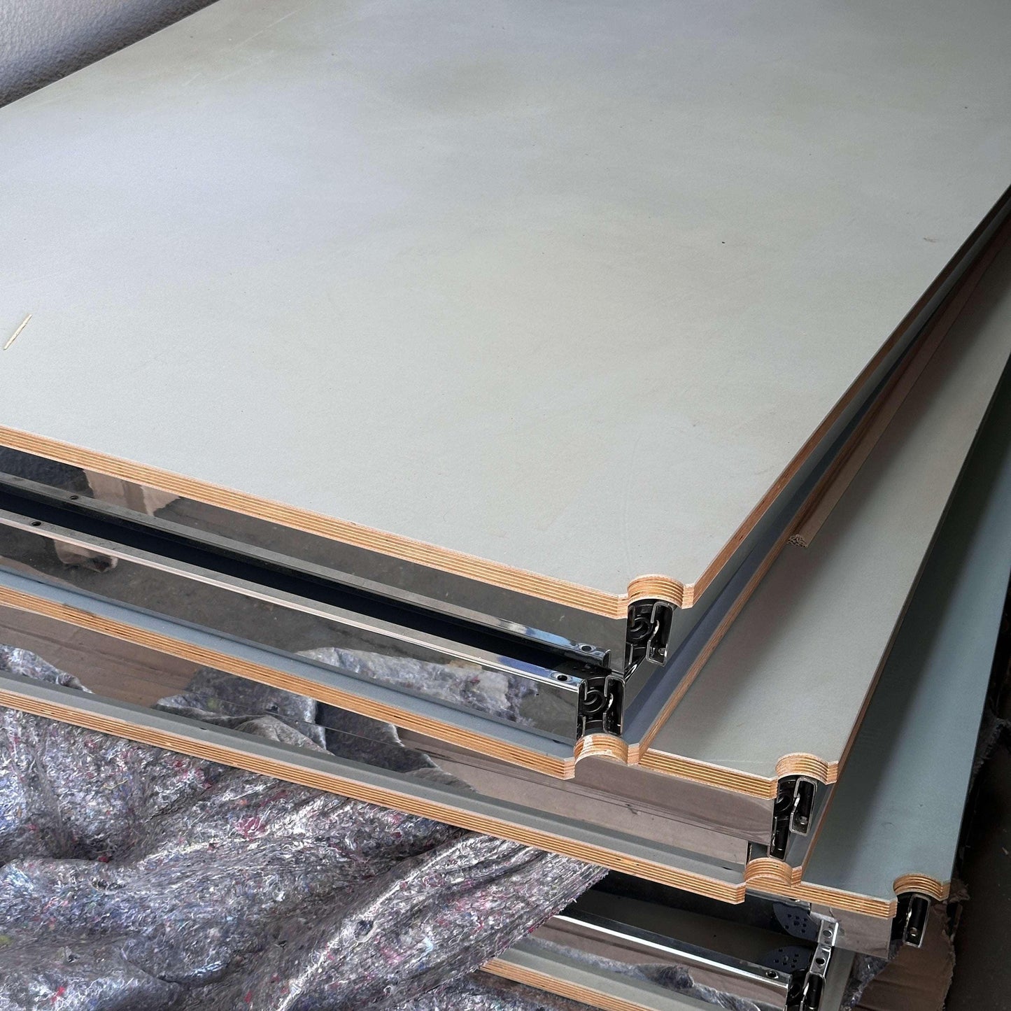 7er Set USM Haller Tische 200x100 cm mit hellgrauer Linoleumplatte und Chrom-Gestell gebraucht mit Nutzungsspuren