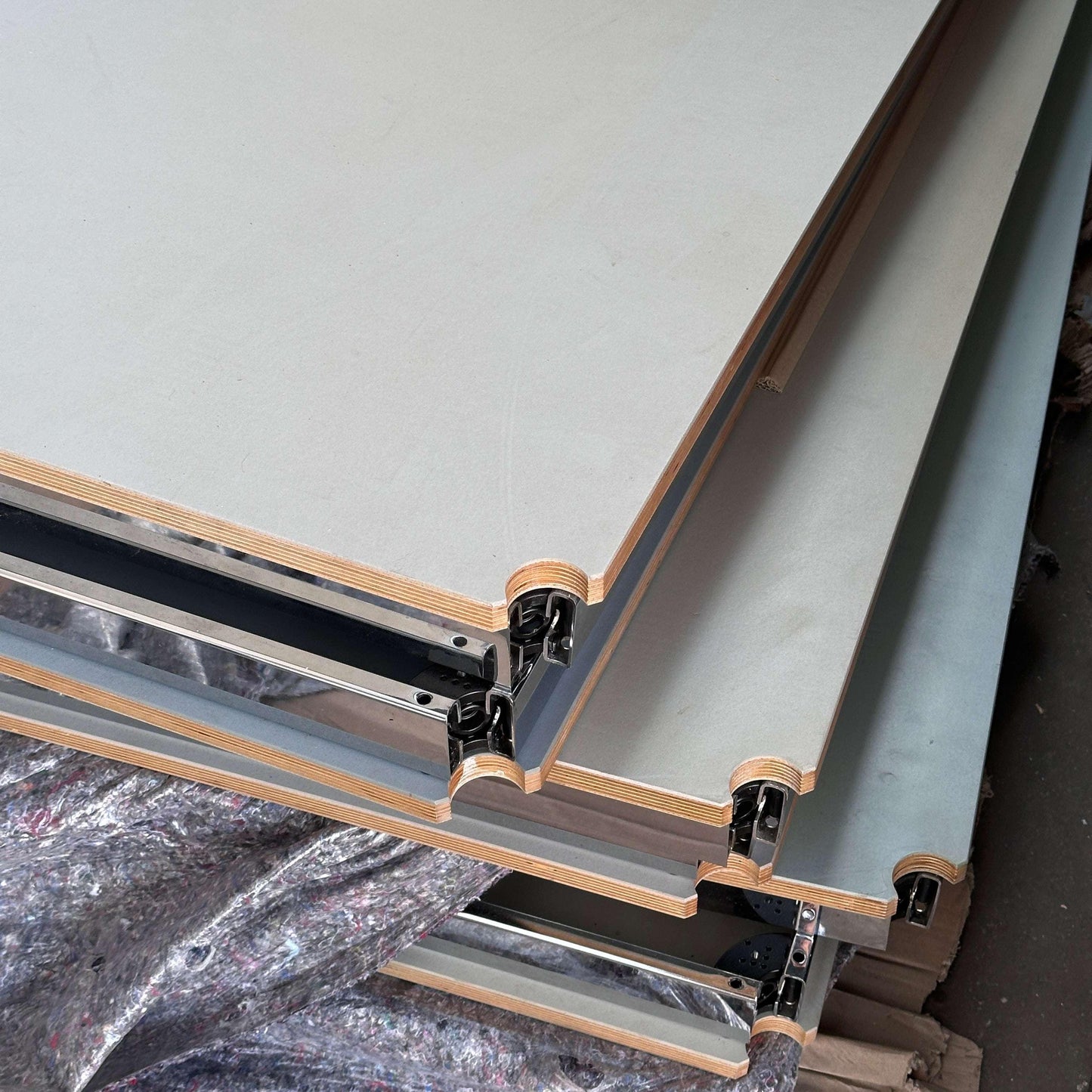 Set aus 7 gebrauchten USM Haller Tischen 200x100 cm mit hellgrauer Linoleum-Tischplatte und Chrom-Gestell, deutliche Gebrauchsspuren sichtbar
