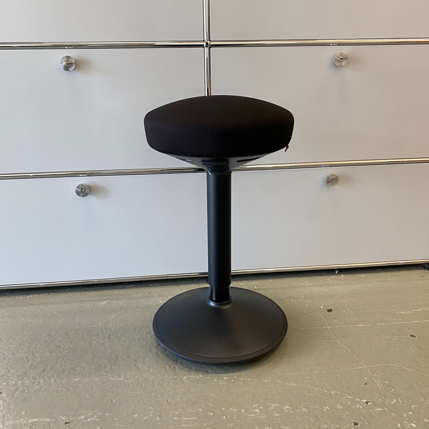 Actiforce Activity 2.0 ergonomic black sit-stand stool with round base and cushioned seat in like-new condition