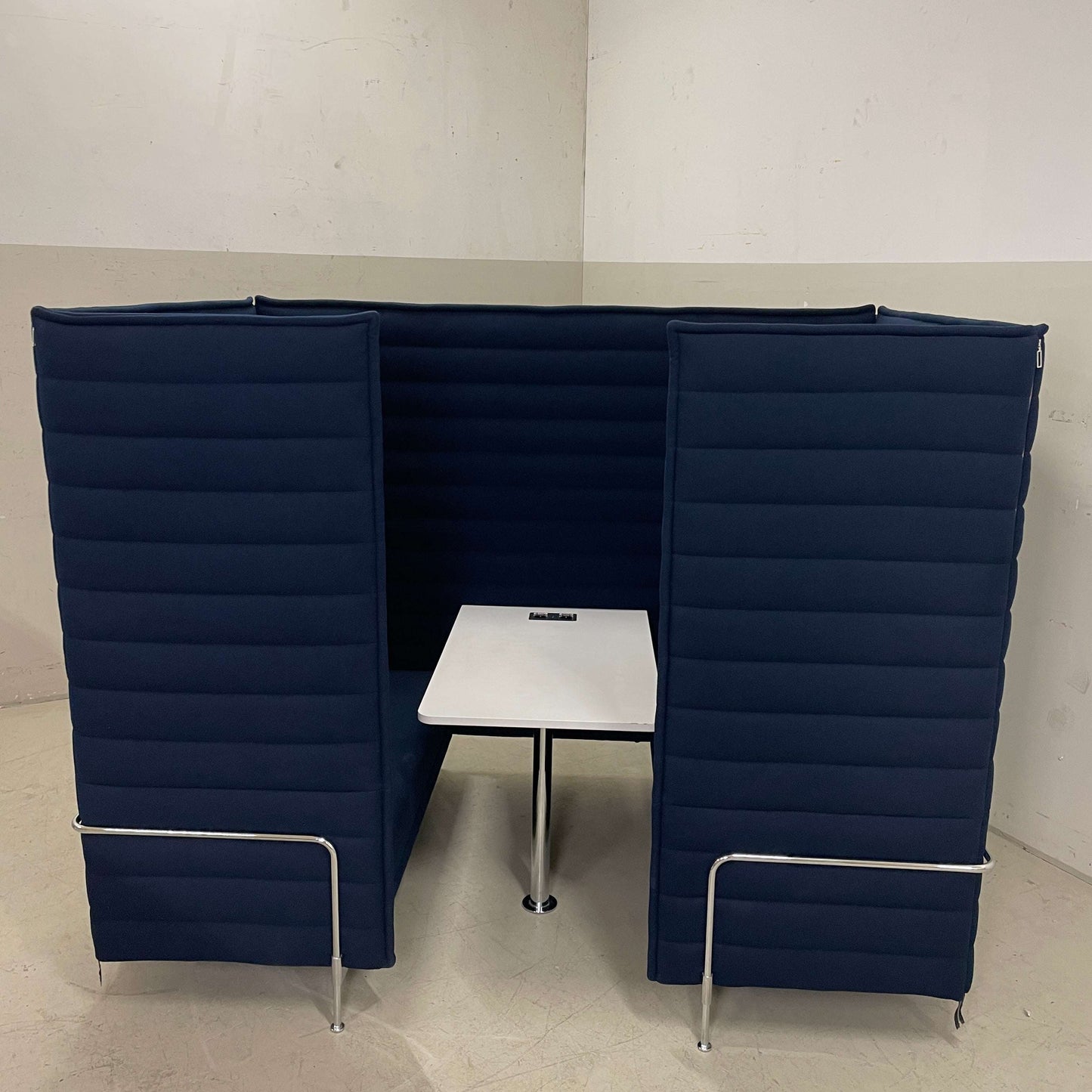 Alcove Cabin dunkelblaue 2-Sitzer Highback Kabine mit Tisch für Großraumbüros und Shared Offices