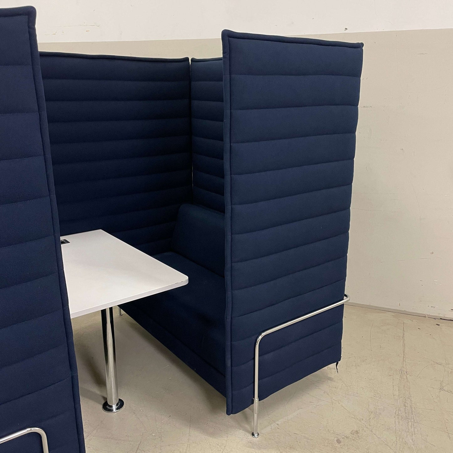 Alcove Cabin 2-Sitzer Highback Dunkelblau mit Arbeitsplatte und gepolsterten Seitenwänden