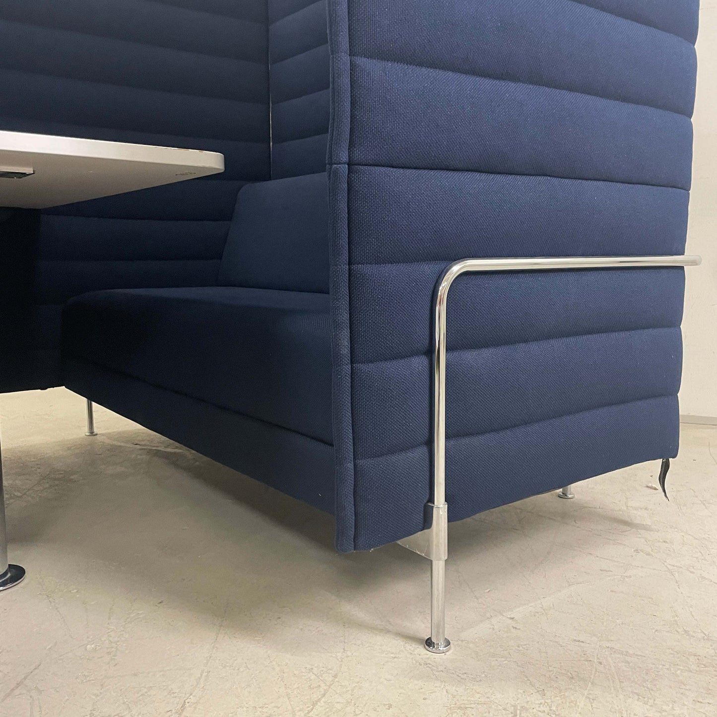 dunkelblaue Alcove Cabin Xtra Highback Sitzgelegenheit mit Stoffbezug und Metallgestell