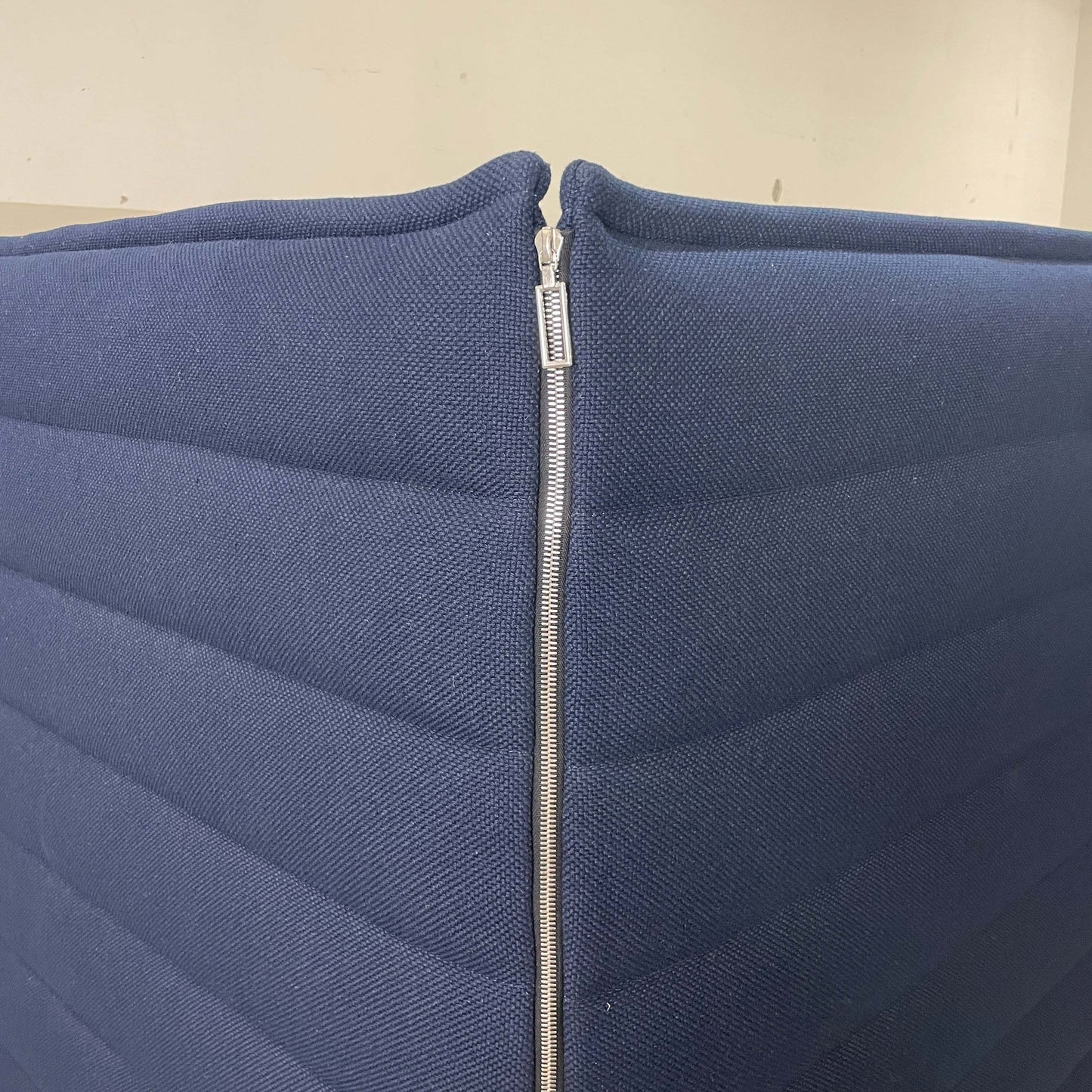 dunkelblauer Alcove Cabin Highback 2-Sitzer mit robustem Stoffbezug und integriertem Reißverschluss