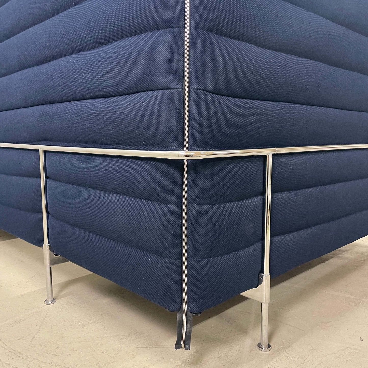 dunkelblaue Alcove Cabin Highback Sitznische mit Metallrahmen und robustem Stoffbezug