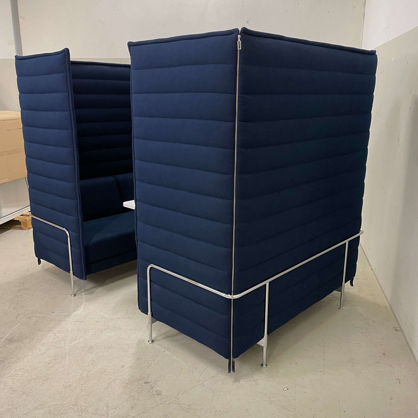Vitra Alcove Cabin xtra Highback 2-Sitzer dunkelblau mit Arbeitsplatte und robustem Stoff für Großraumbüros
