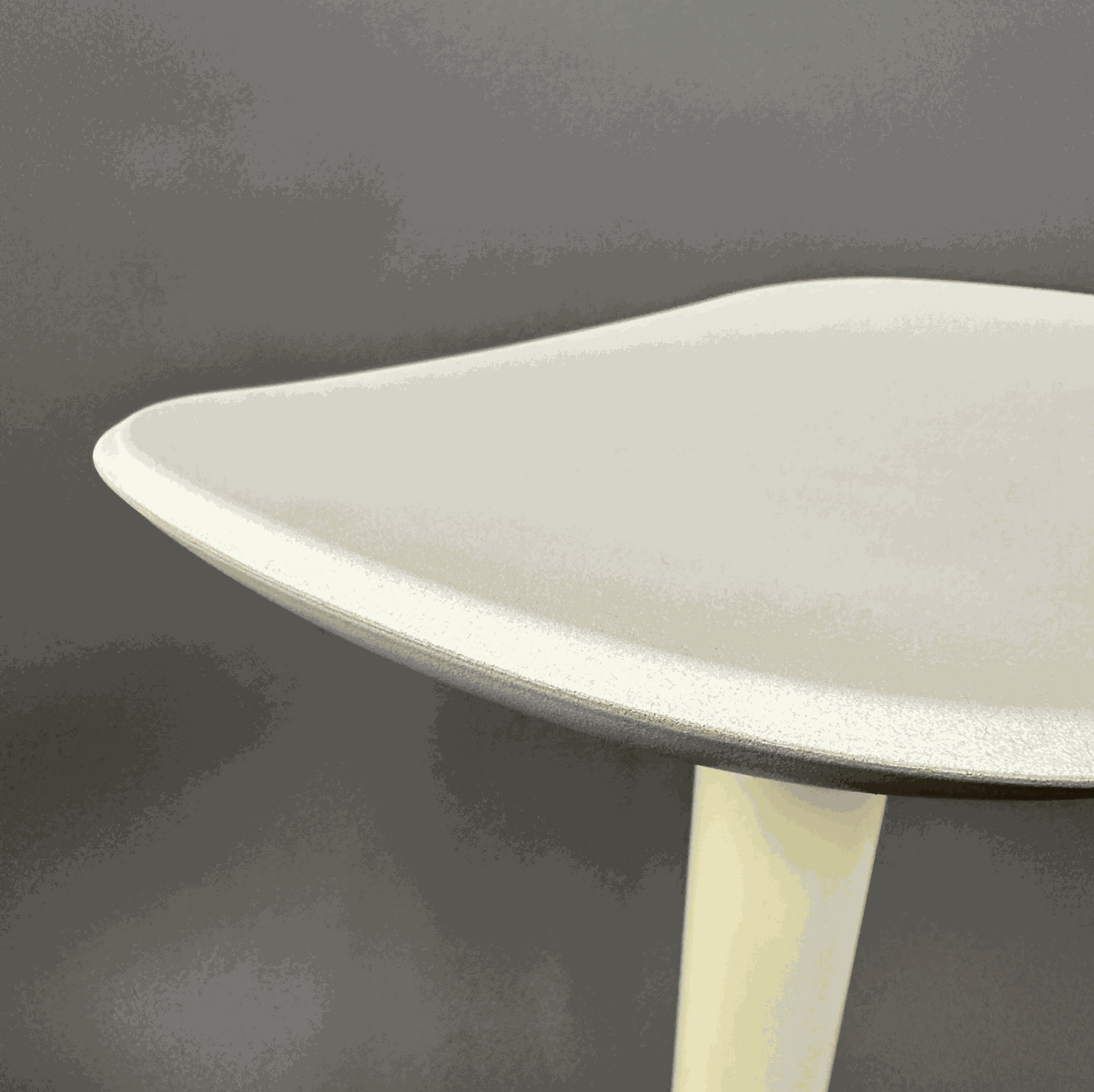 Arper Babar Barhocker weiß/creme mit drehbarem, höhenverstellbarem Sitz und verchromtem Stahlgestell