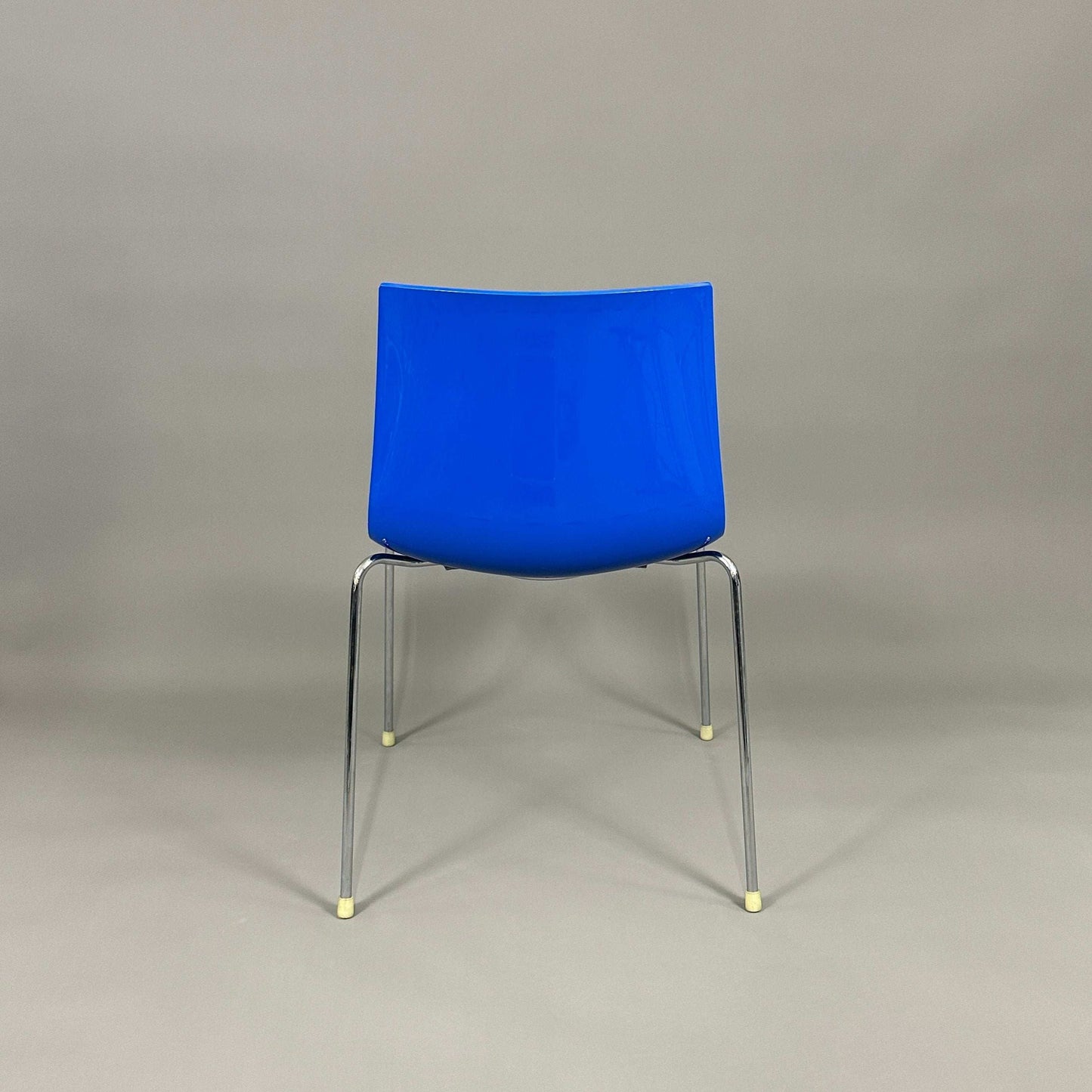 Arper Catifa 46 Stuhl mit blauem Polypropylen-Sitz und verchromtem Gestell, stapelbar, geeignet für Indoor und Outdoor.