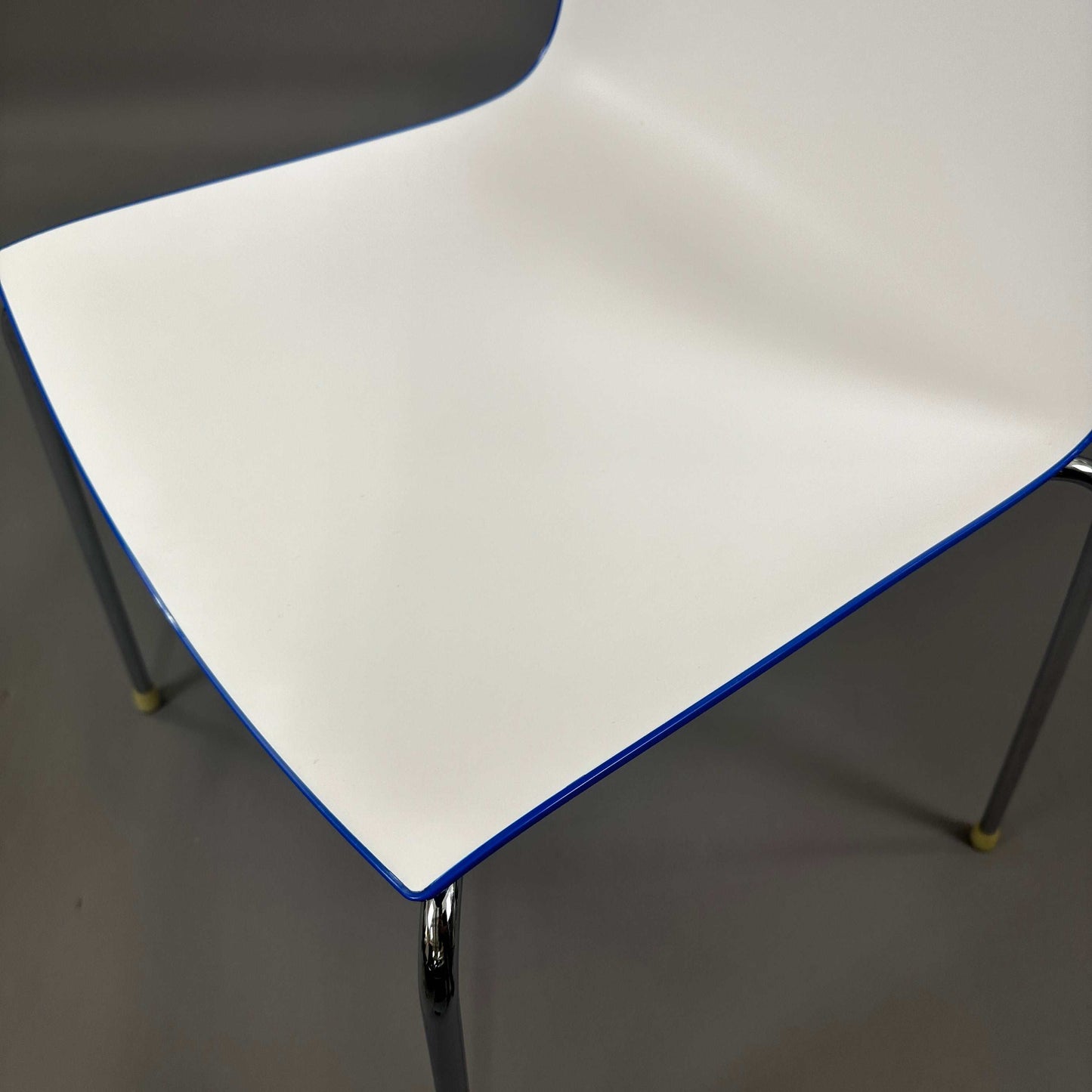 Arper Catifa 46 stapelbarer Stuhl weiß mit blauer Kante, verchromtes Gestell, Polypropylen Sitzschale, Sitzhöhe 45 cm, geeignet für Indoor und Outdoor