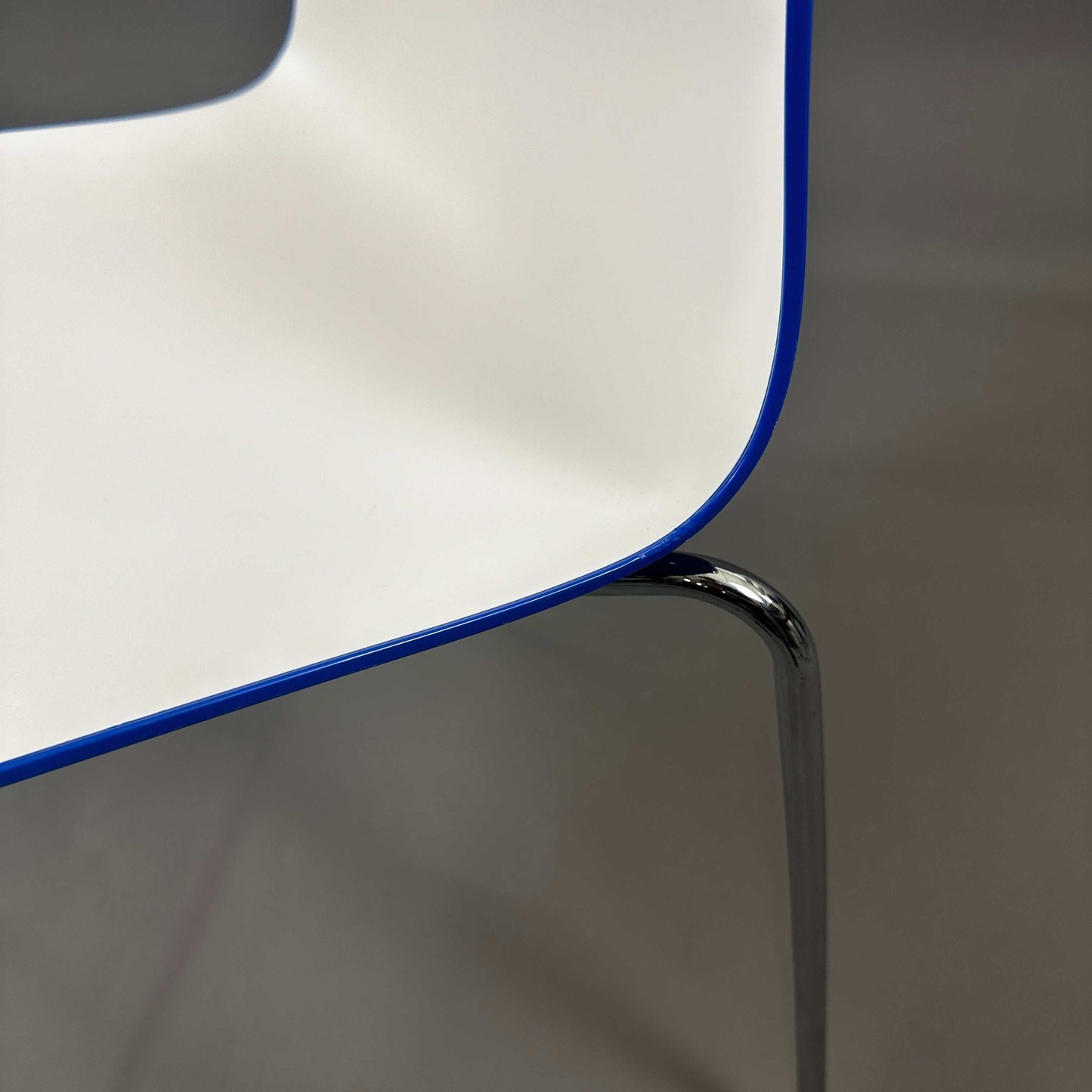 Arper Catifa 46 weiß-blauer Kunststoffstuhl mit verchromtem Gestell, stapelbar, für Indoor und Outdoor geeignet