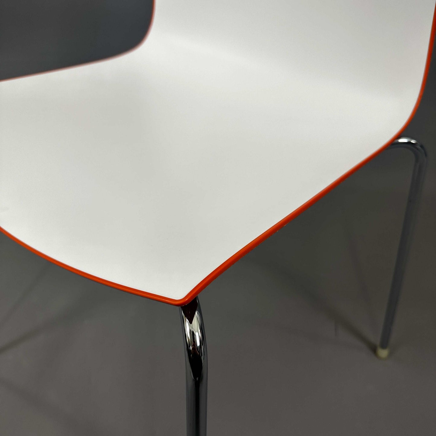Arper Catifa 46 stapelbarer weißer Stuhl mit orangefarbener Kante und verchromtem Gestell, geeignet für Indoor und Outdoor, Sitzhöhe 45cm