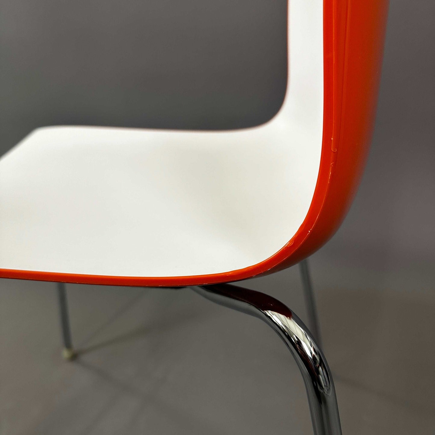 Arper Catifa 46 Stapelstuhl weiß orange mit verchromtem Gestell und Polypropylen-Sitzschale für Indoor und Outdoor