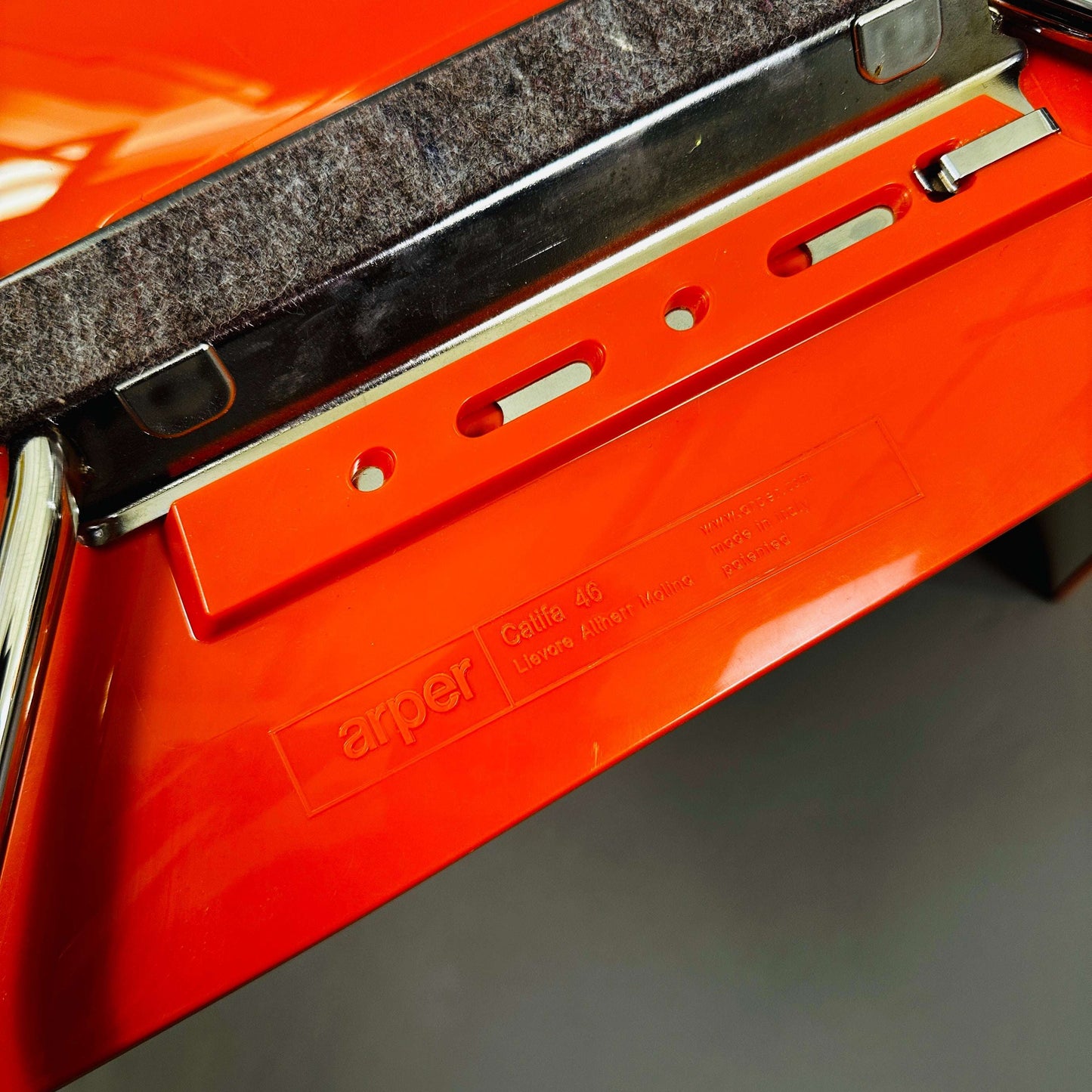 Arper Catifa 46 Stuhl weiß orange stapelbar mit verchromtem Gestell und Polypropylen Sitzschale für Indoor und Outdoor Nutzung
