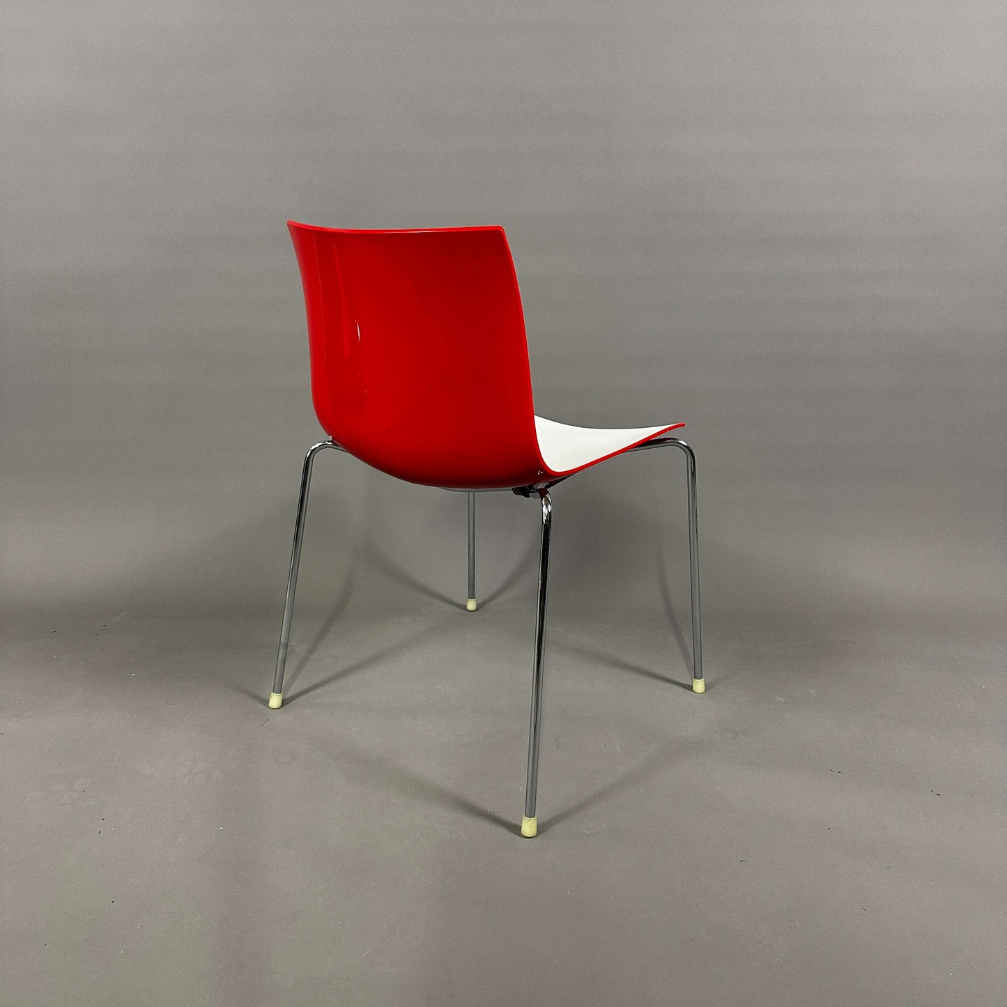 Arper Catifa 46 Stuhl weiß rot mit verchromtem Gestell und stapelbarem Polypropylen-Sitz, geeignet für Indoor und Outdoor.