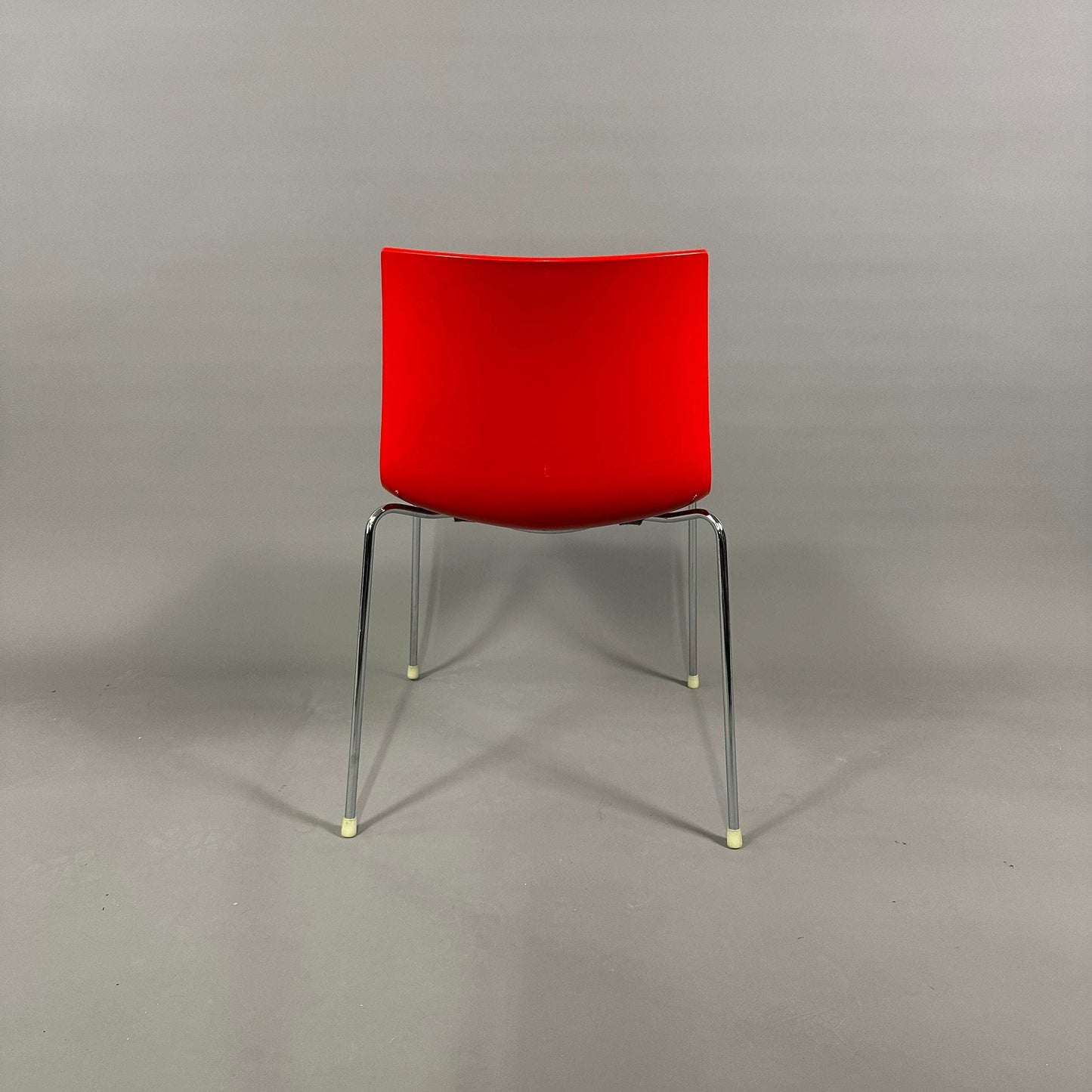 Arper Catifa 46 weißer Stuhl mit roter Polypropylen-Sitzschale und verchromtem Gestell, stapelbar, für Indoor und Outdoor geeignet