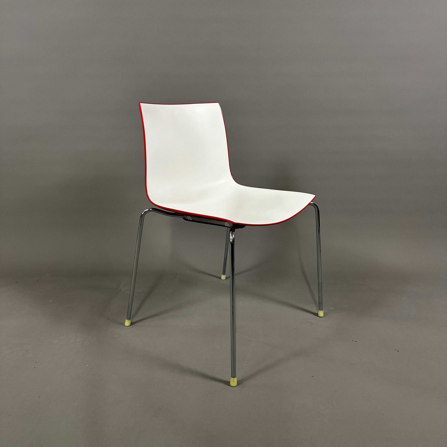 Arper Catifa 46 weißer Stuhl mit rotem Rand, stapelbar, verchromtes Gestell, Polypropylen Sitzschale, 45 cm Sitzhöhe, für Indoor und Outdoor geeignet