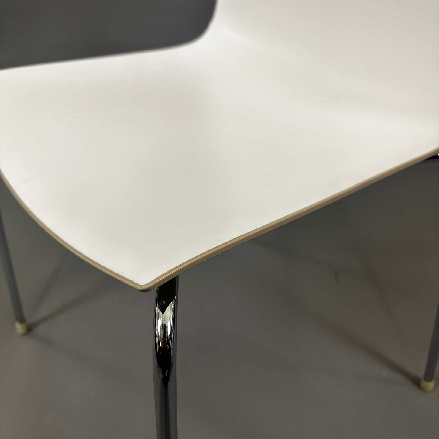 Arper Catifa 46 Stuhl weiß sand mit verchromtem Gestell und Polypropylen Sitzschale, stapelbar, für Indoor und Outdoor.