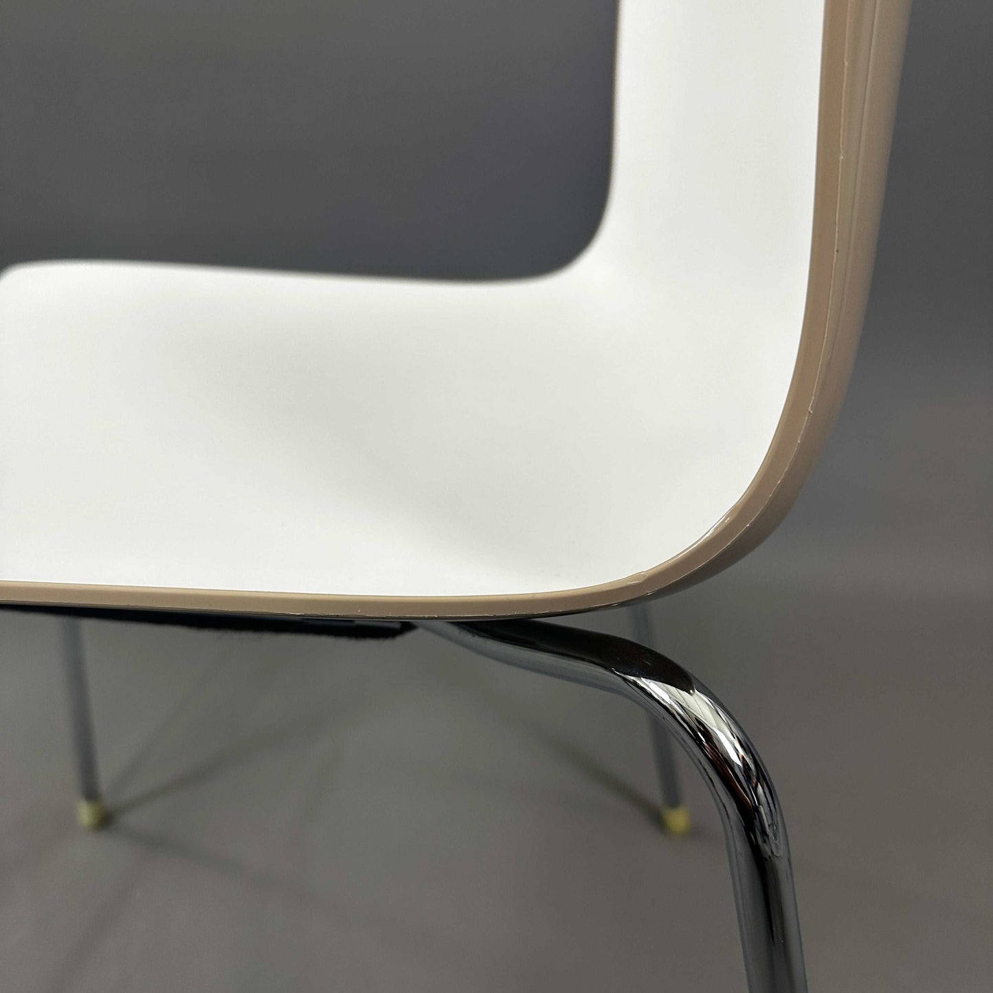 Arper Catifa 46 Stuhl weiß sand mit verchromtem Gestell und Polypropylen-Sitzschale, stapelbar, für Indoor und Outdoor geeignet