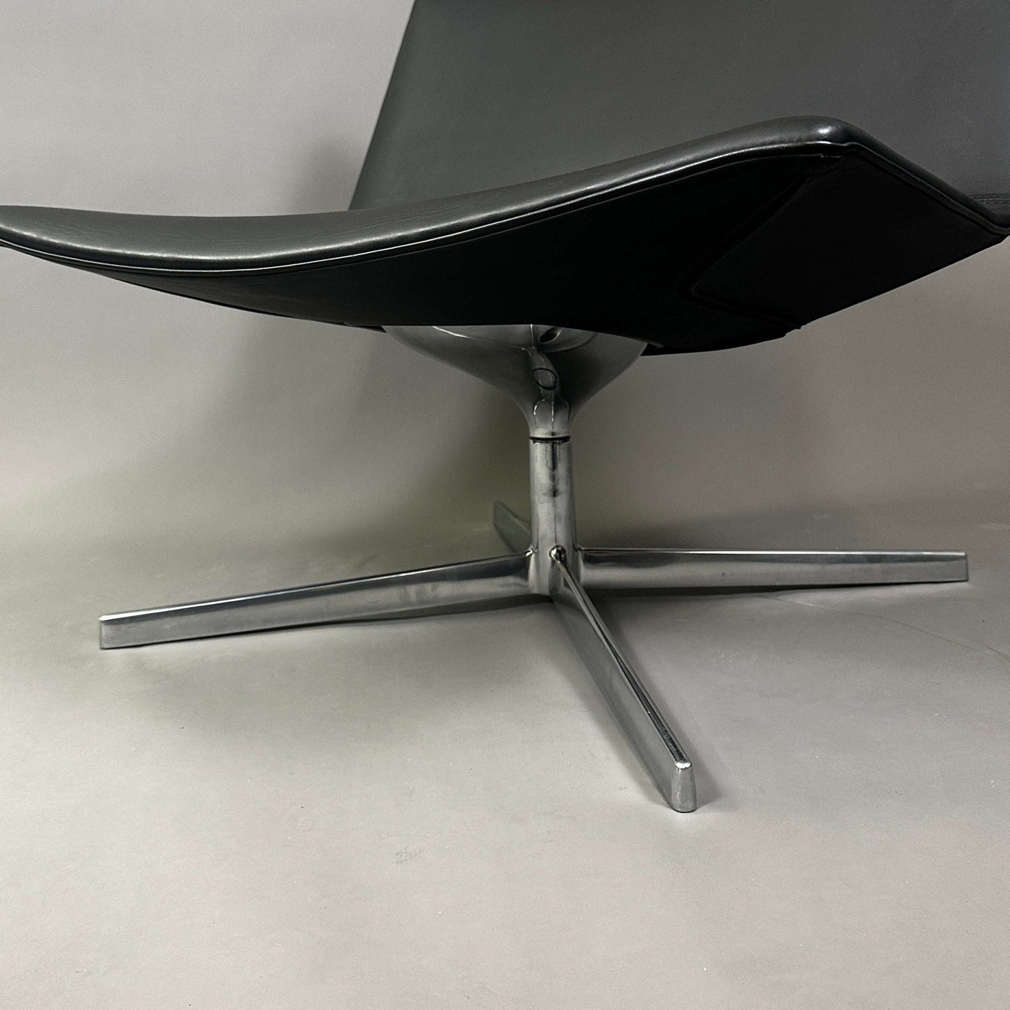 Arper Catifa 60 Lounge Chair mit schwarzem Kunstlederbezug und glänzendem Aluminiumgestell, modernes elegantes Design, 67x62x62 cm