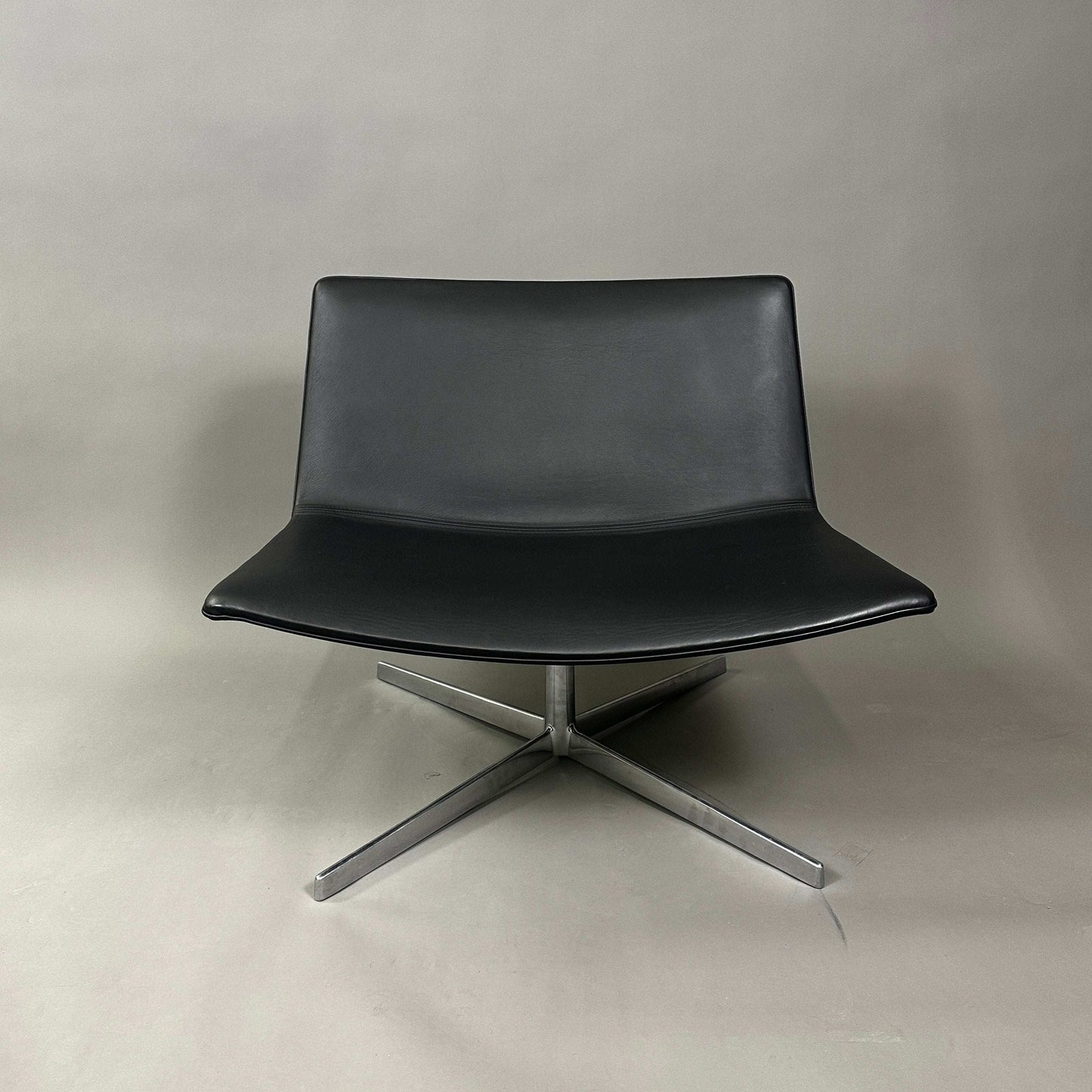 Arper Catifa 60 Lounge Chair in schwarzem Kunstleder mit glänzendem Aluminiumgestell