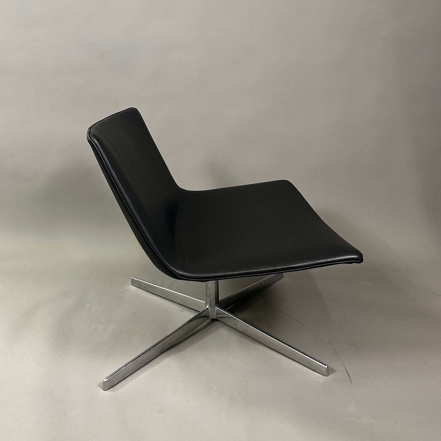Arper Catifa 60 Lounge Chair schwarzer Kunstlederstuhl mit glänzendem Aluminiumgestell