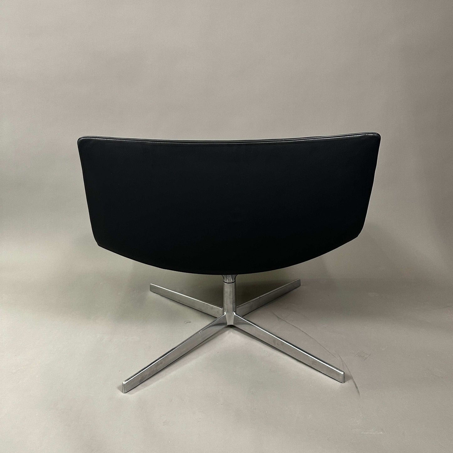 Arper Catifa 60 Lounge Chair in schwarzem Kunstleder mit glänzendem Aluminiumgestell, Rückansicht