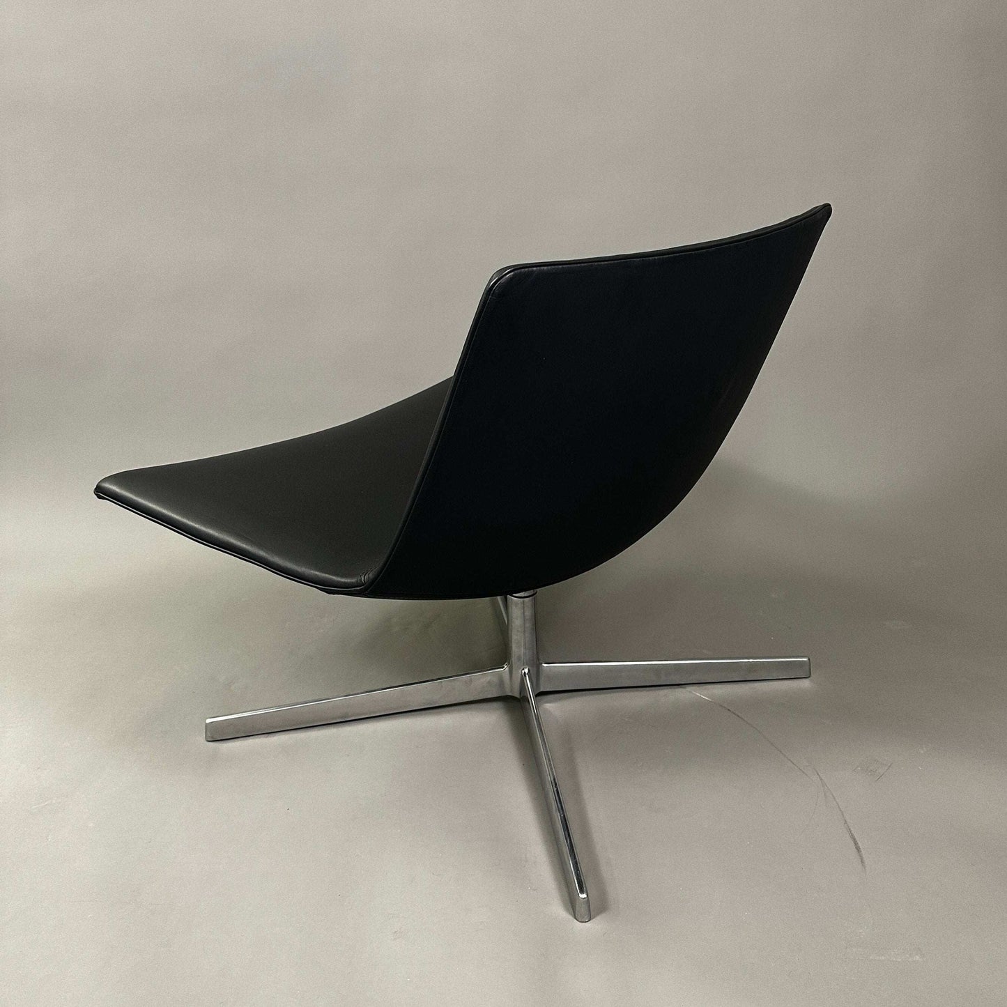 Arper Catifa 60 Lounge Chair in schwarzem Kunstleder mit glänzendem Aluminiumgestell, moderne Lounge-Sitzgelegenheit.