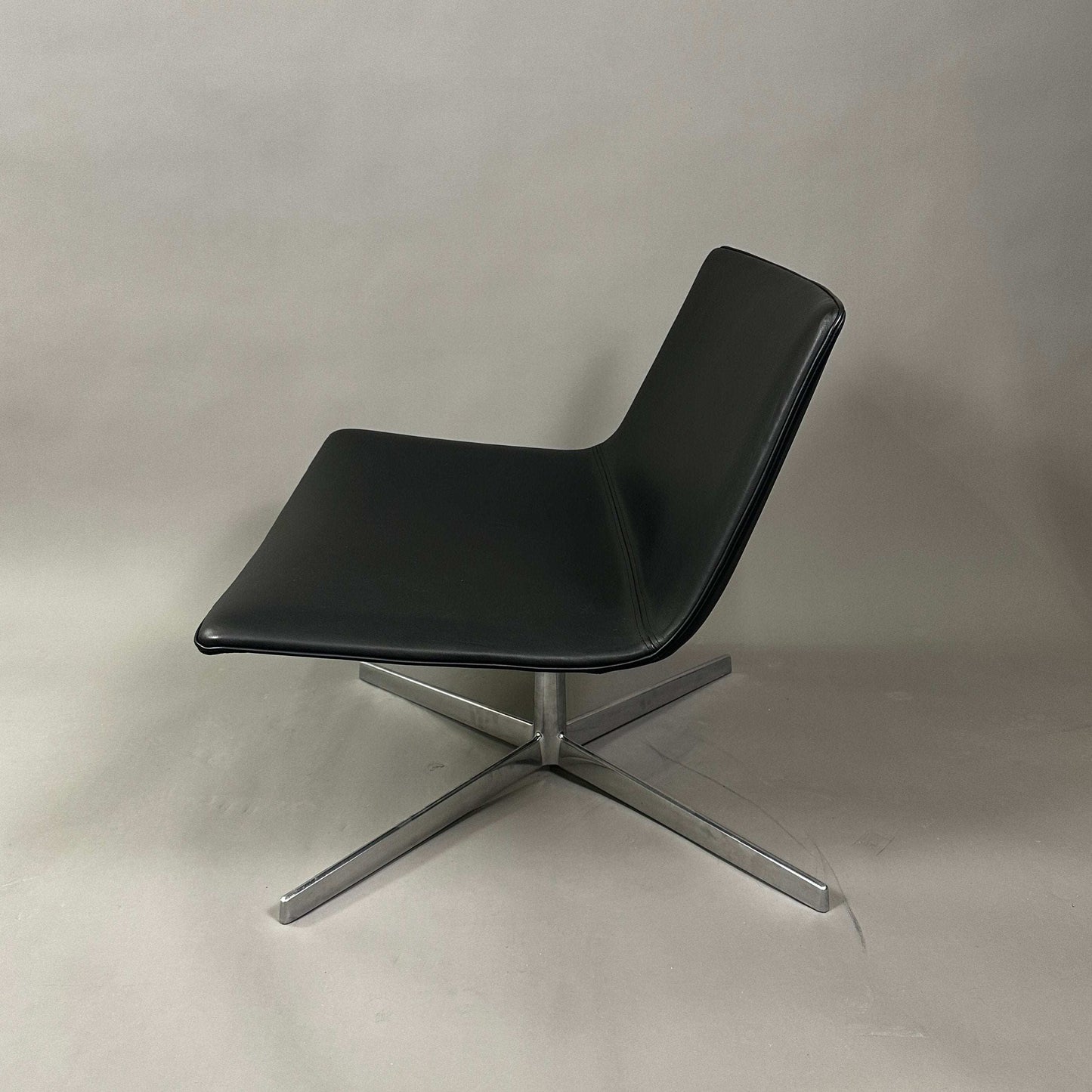 Arper Catifa 60 Lounge Chair schwarzer Kunstleder Bezug und glänzendes Aluminiumgestell