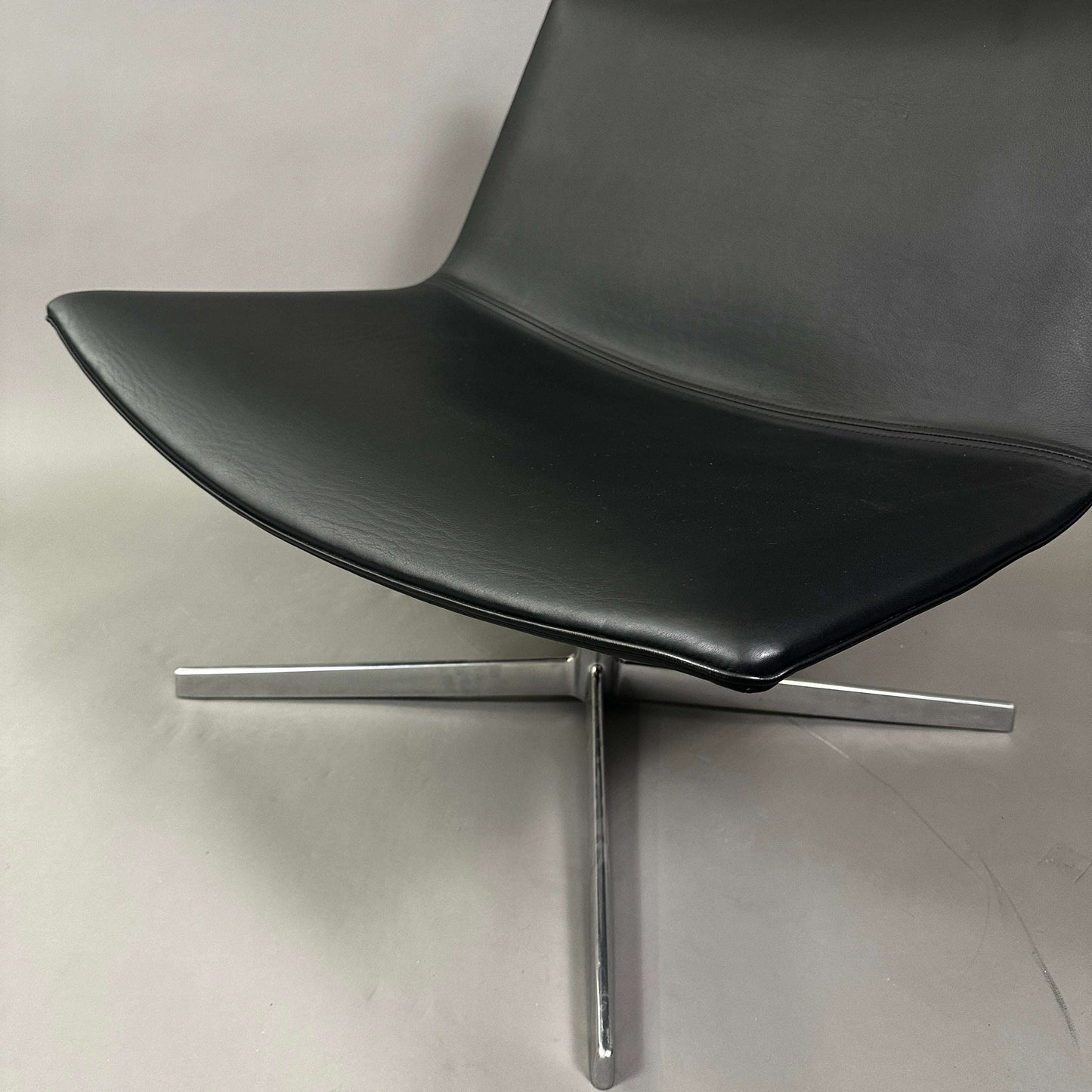 Arper Catifa 60 Lounge Chair mit schwarzem Kunstlederbezug und glänzendem Aluminiumgestell