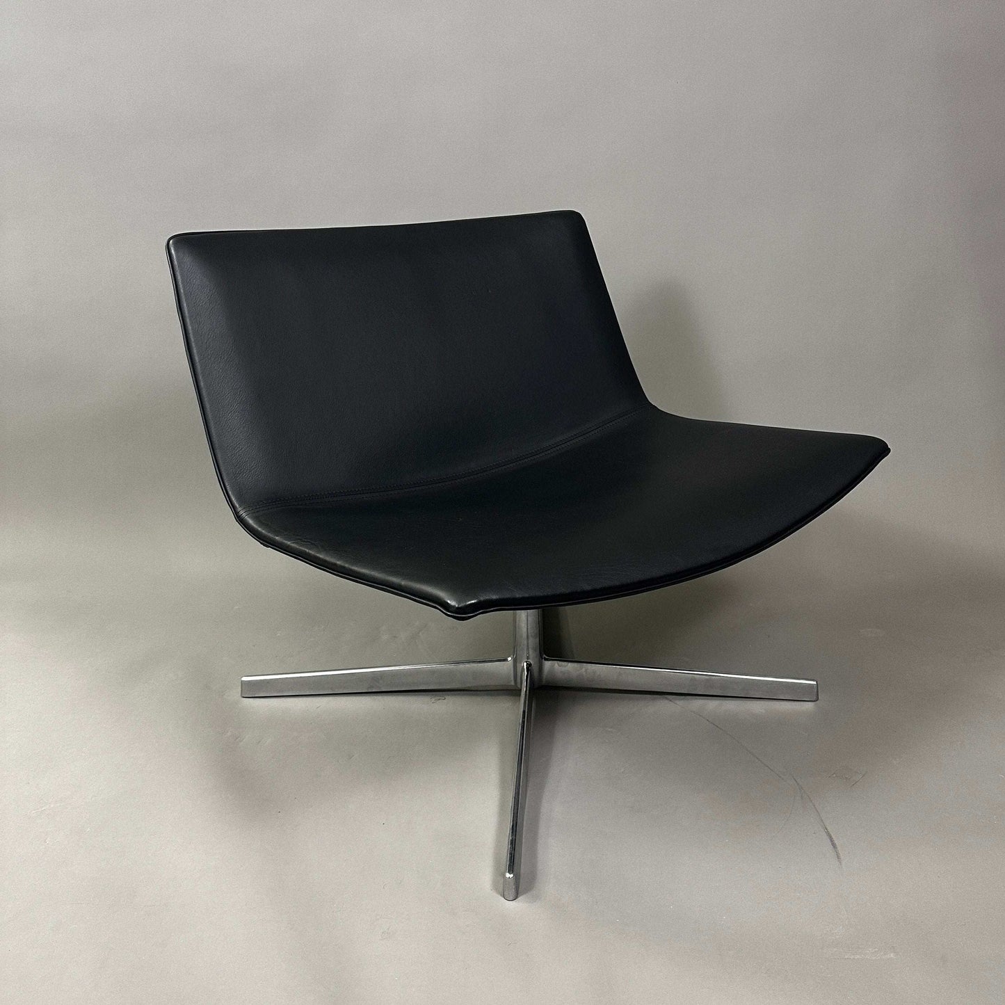 Arper Catifa 60 Lounge Chair schwarz mit Kunstlederbezug und glänzendem Aluminiumgestell
