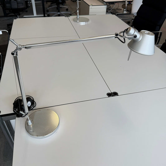 Artemide Tolomeo Midi LED Tavolo Schreibtischlampe in poliertem Aluminium mit verstellbarem Arm und leichtem Gebrauchsspuren am Lampenschirm