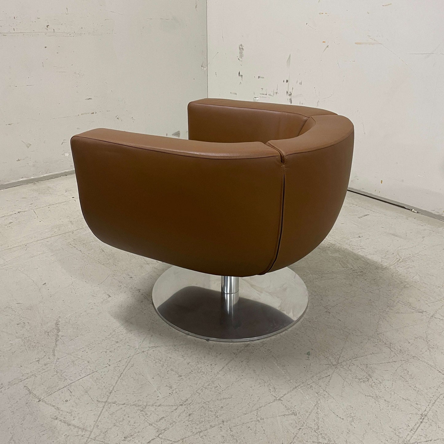 B&B Italia Loungesessel Tulip Cognac Leder mit silbernem Metallfuß modern elegant