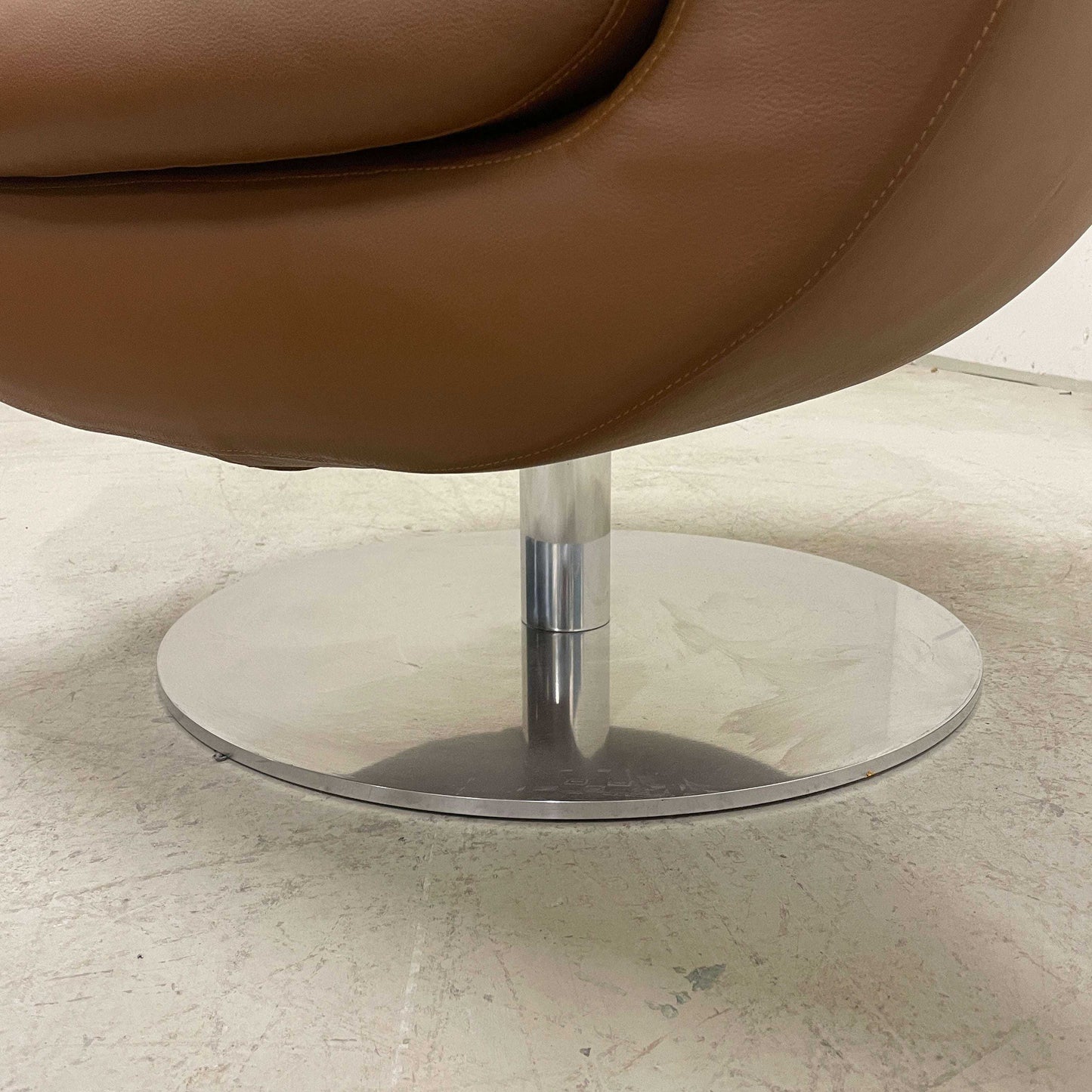 B&B Italia Loungesessel Tulip Cognac Leder mit silbernem Metallfuß Hintergrundboden