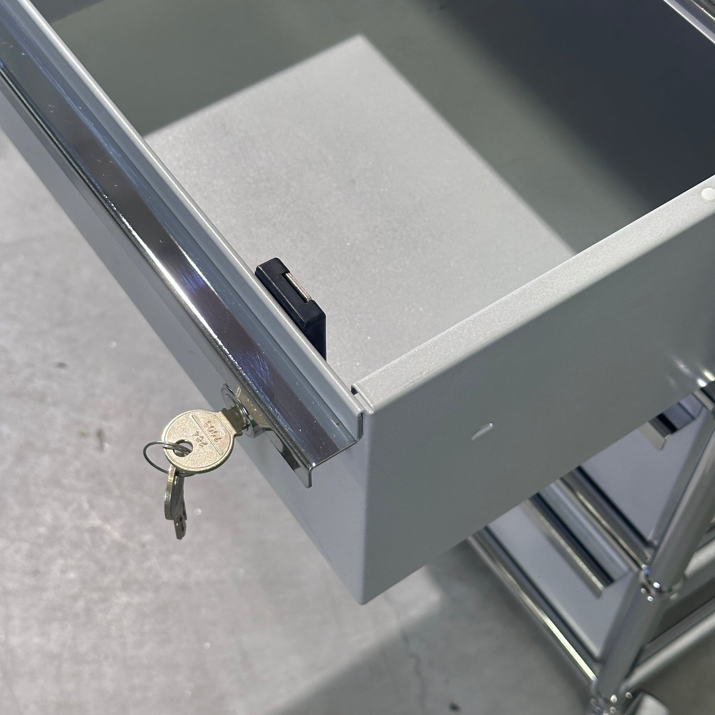 USM Haller Rollcontainer Mattsilber 3 Auszüge