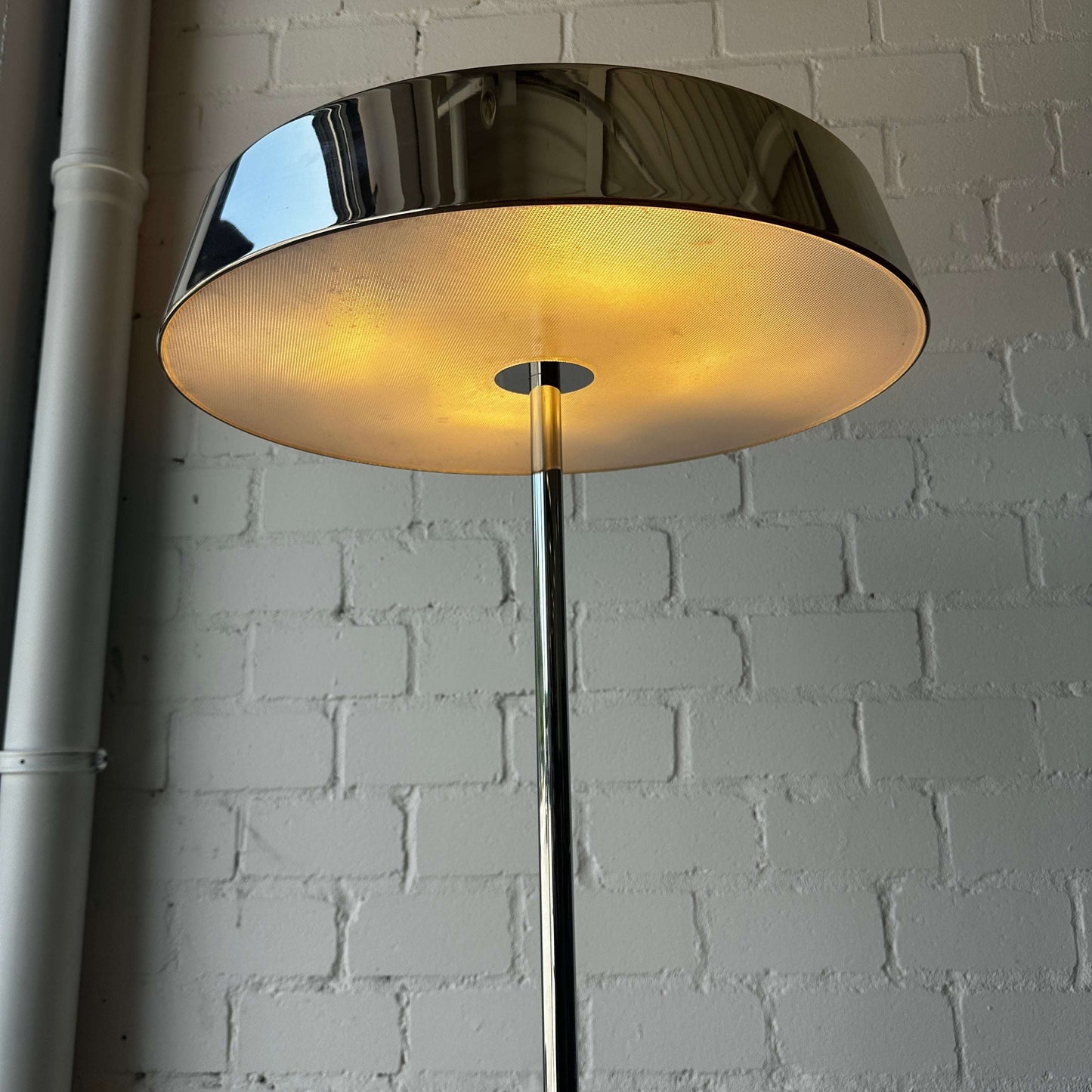 Belux Koi Stehlampe chrom mit Halogenlicht und großem Lampenschirm vor weißer Backsteinwand