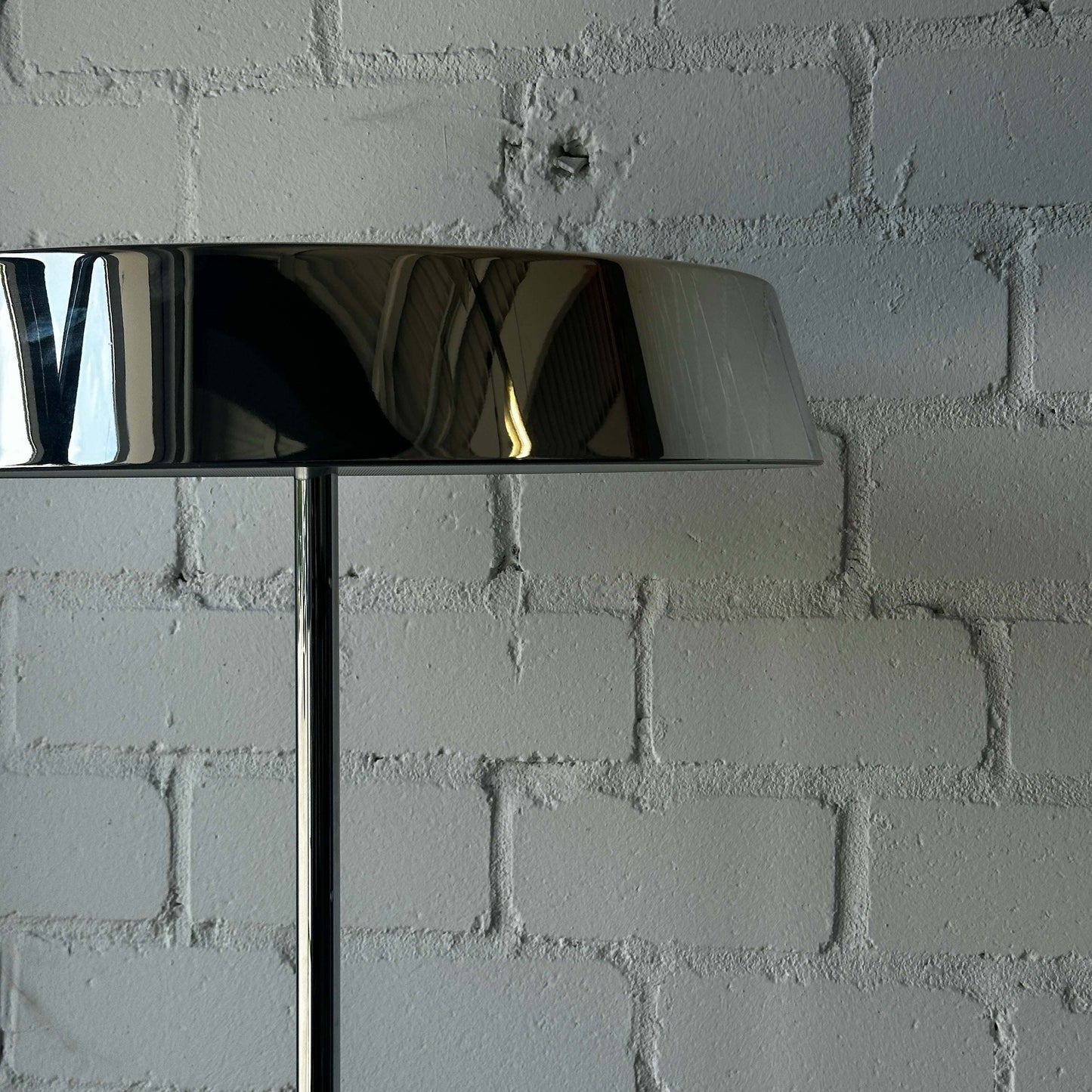 Belux Koi Stehlampe chrom mit halogenlicht und 200 cm höhe vor weißer backsteinwand