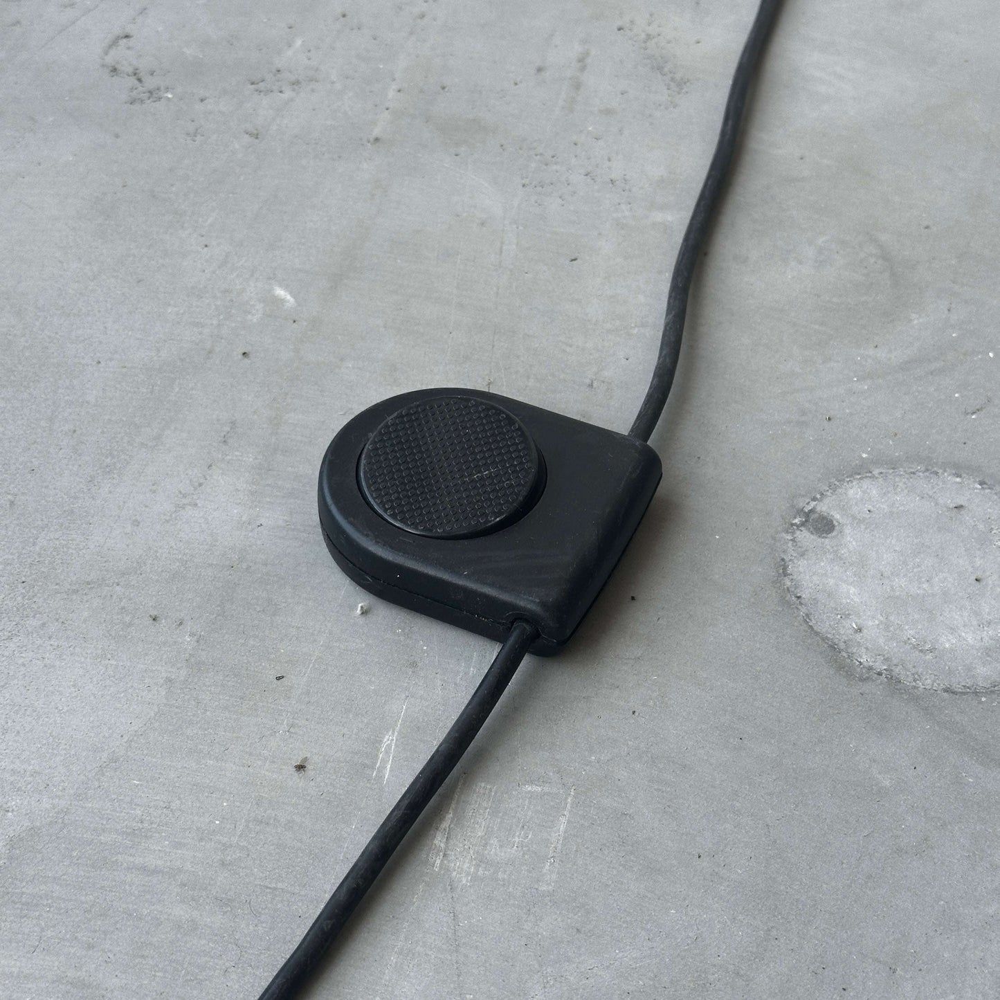 Belux Koi Stehlampe chrom mit Fußschalter auf grauem Boden