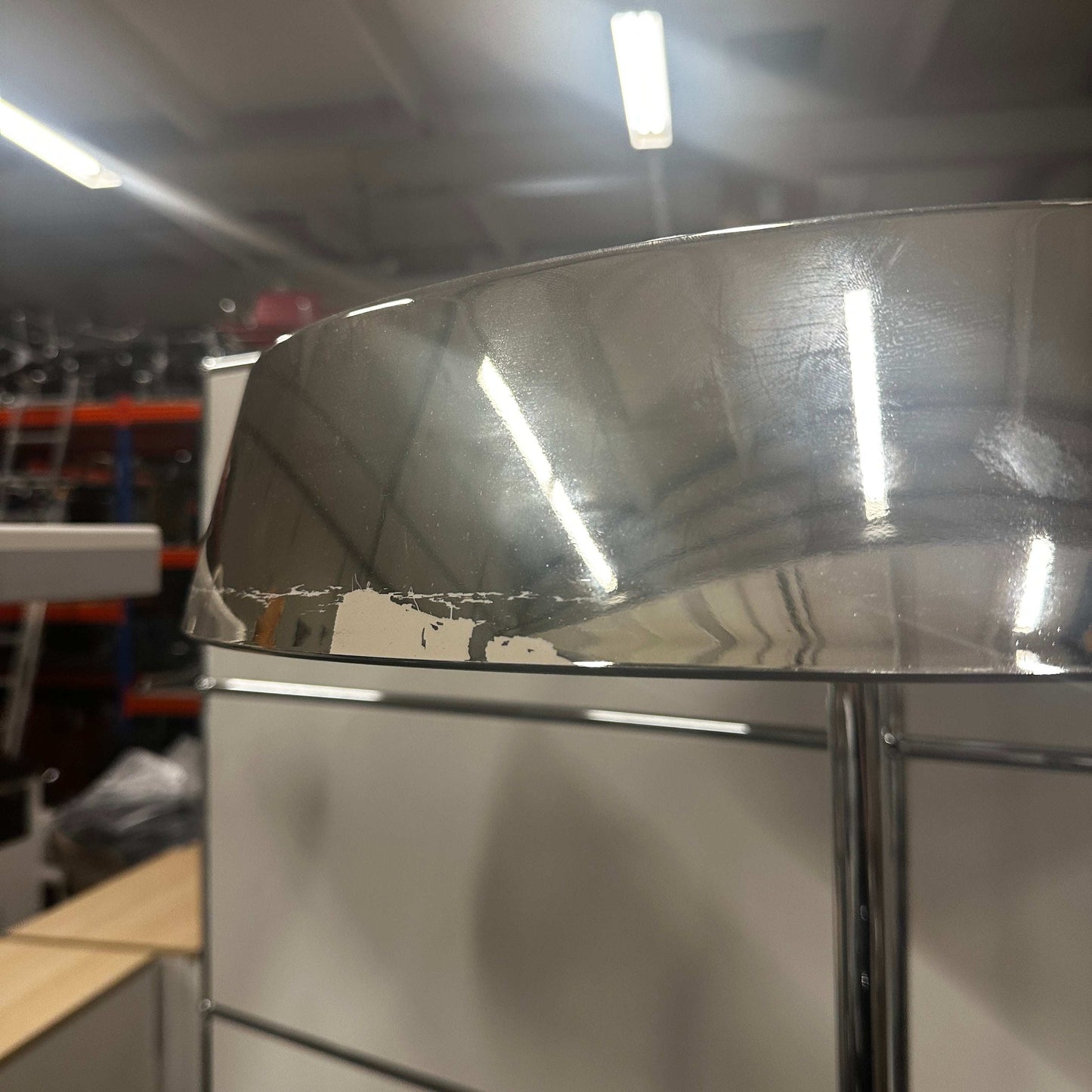 Belux Koi Stehlampe aus Chrom mit kleinem Abplatzer am Lampenschirm, Halogenlicht oben und unten, 200 cm hoch, 57 cm Durchmesser
