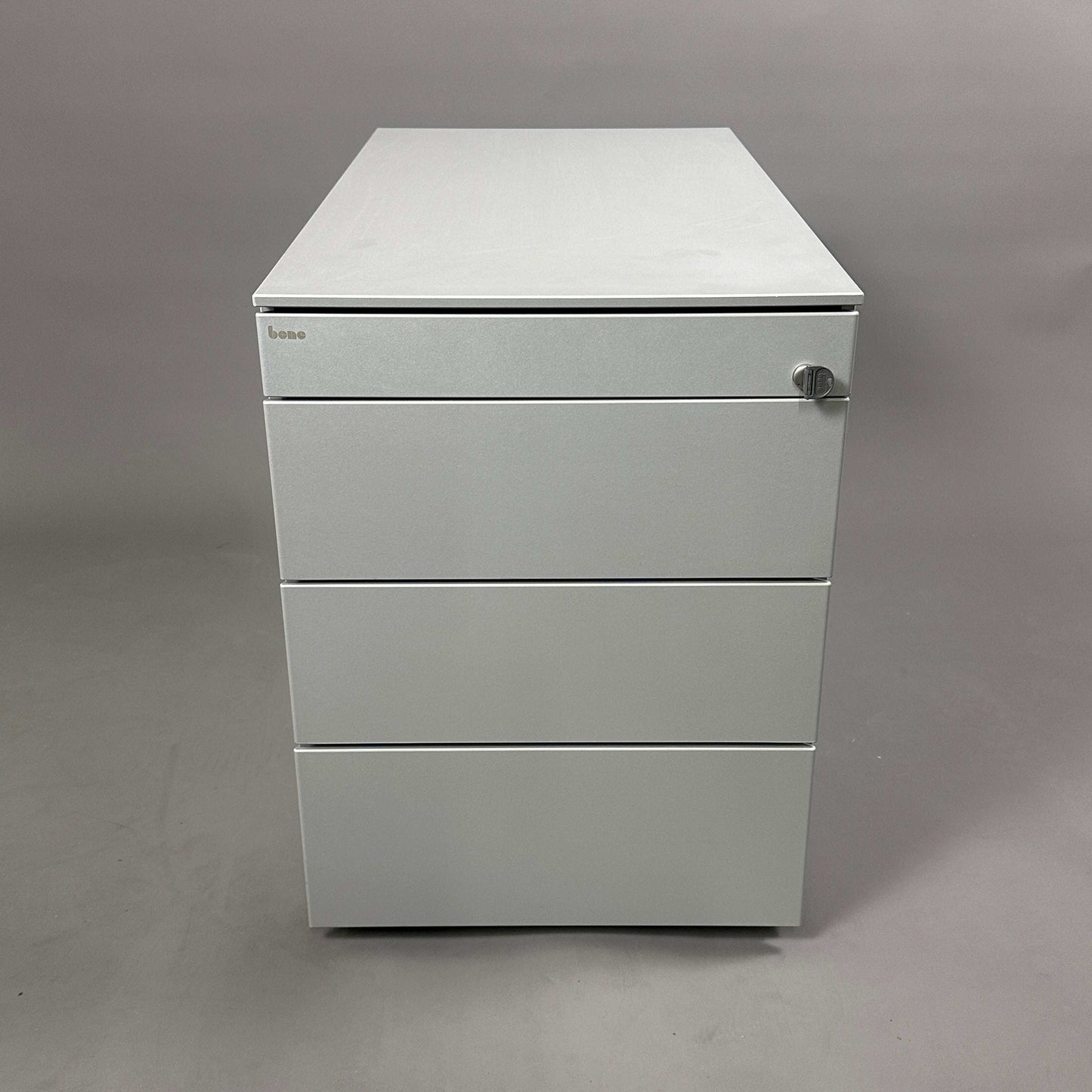 Hellgrauer Bene Rollcontainer mit 3 Schubladen und abschließbarem Organizer, Maße 59x43x80 cm
