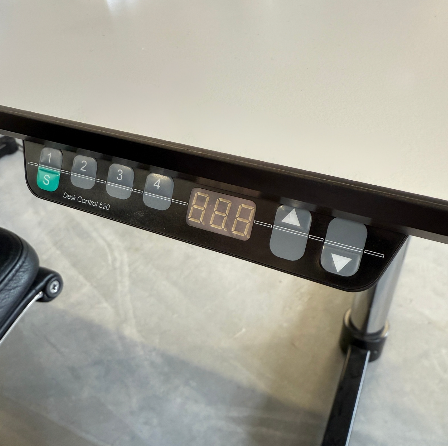 Bedienfeld für elektrische Höhenverstellung am USM Kitos E3 Schreibtisch in Perlgrau